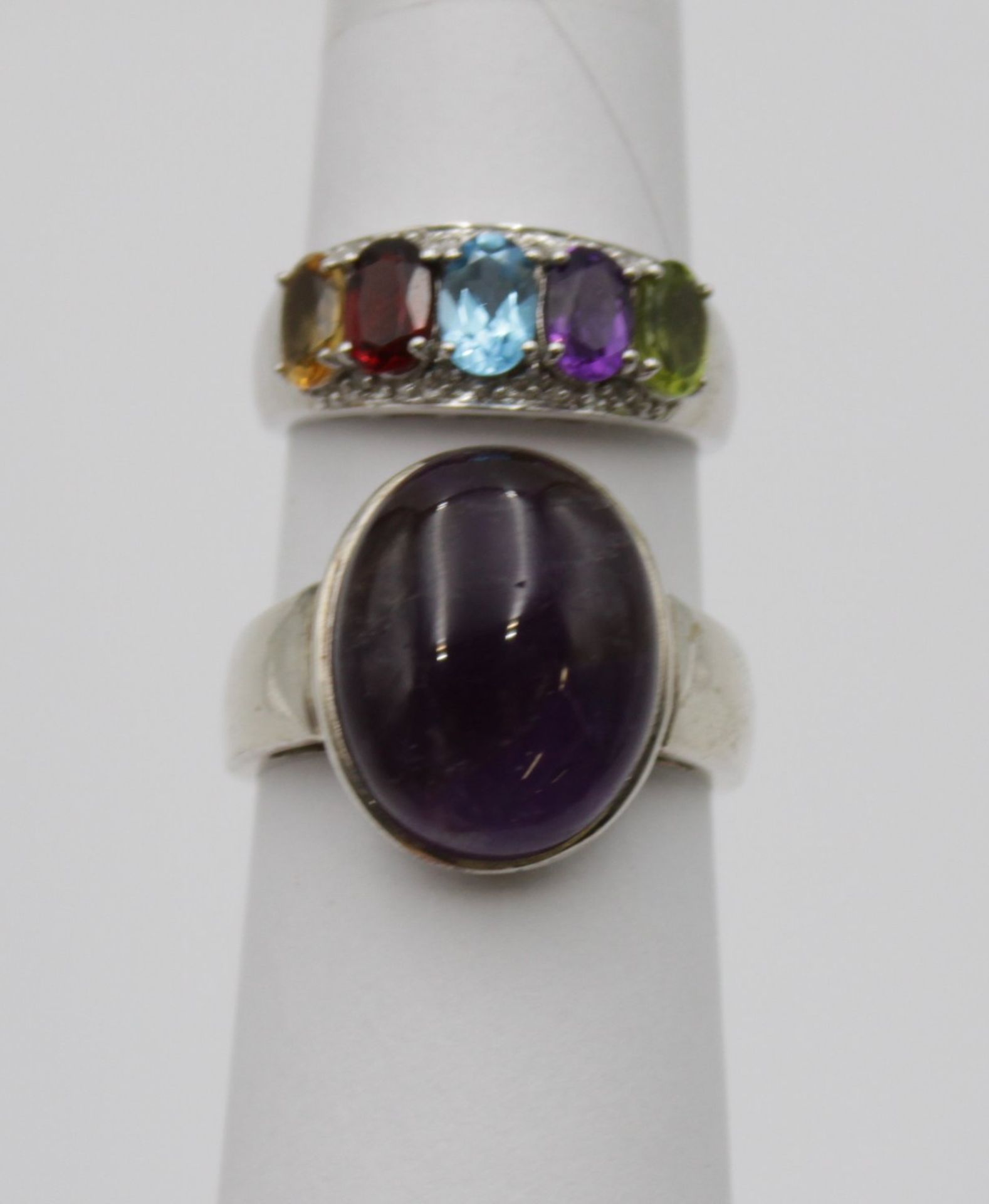 2x div. 925er Silber-Ringe, 1x Amethyst-Cabochon und 1x Farbsteinbesatz, zus. 9,9gr. , RG 56 - Bild 6 aus 7