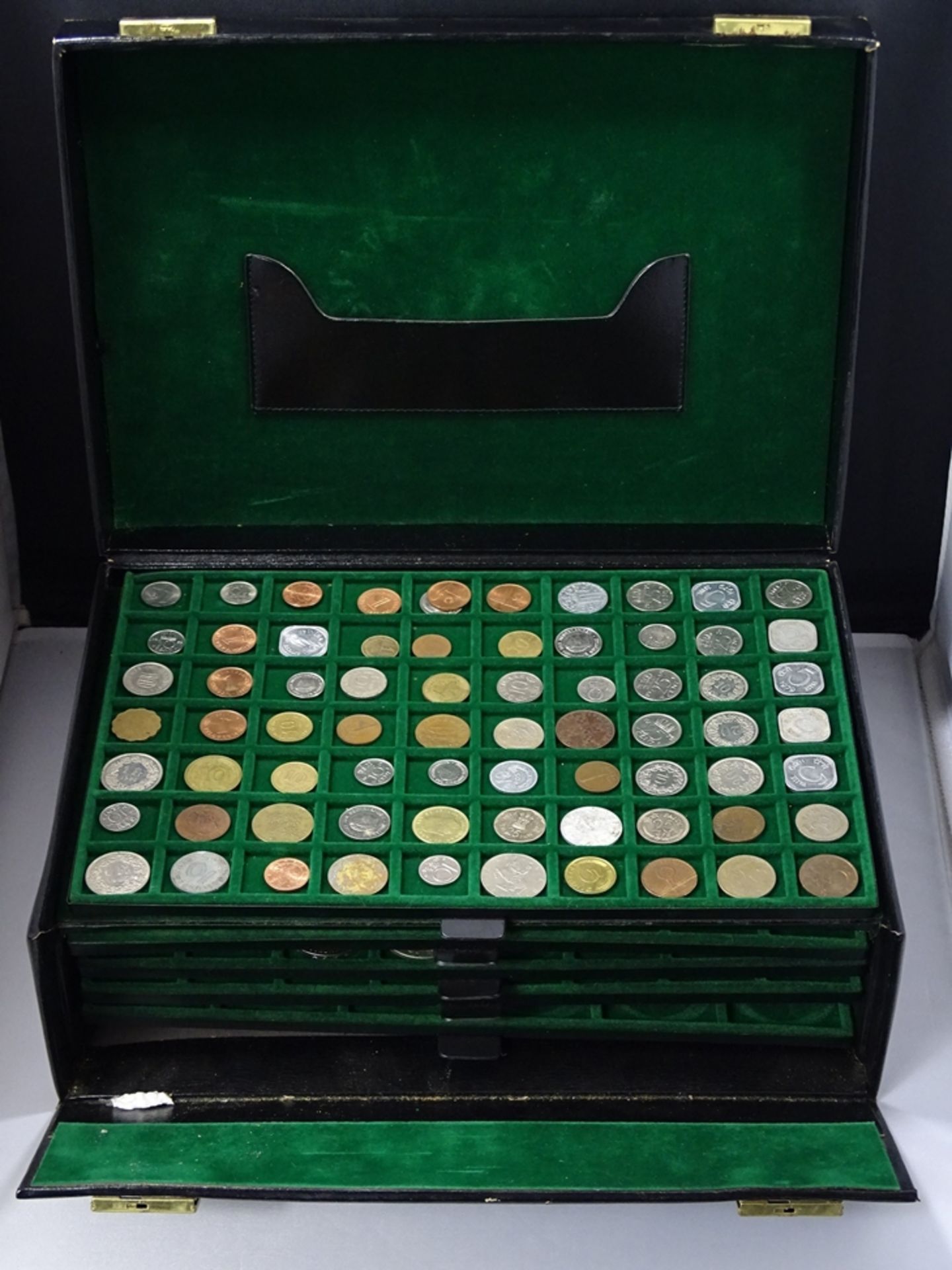 Münzkoffer mit Kleinmünzen, 170 Stück, aus aller Welt