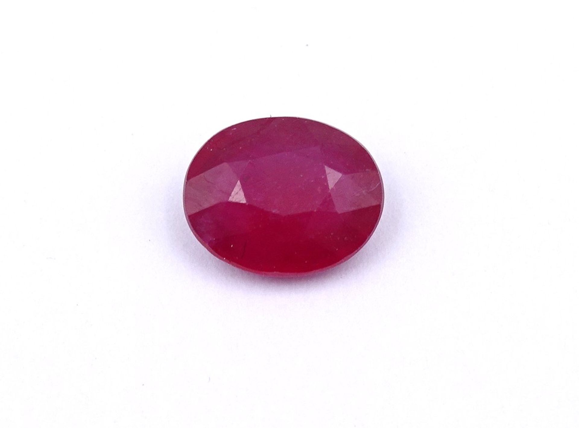 Behandelter Rubin im Ovalschliff, 3,21 ct., 9,8 x 8,1 x 4,2 mm,