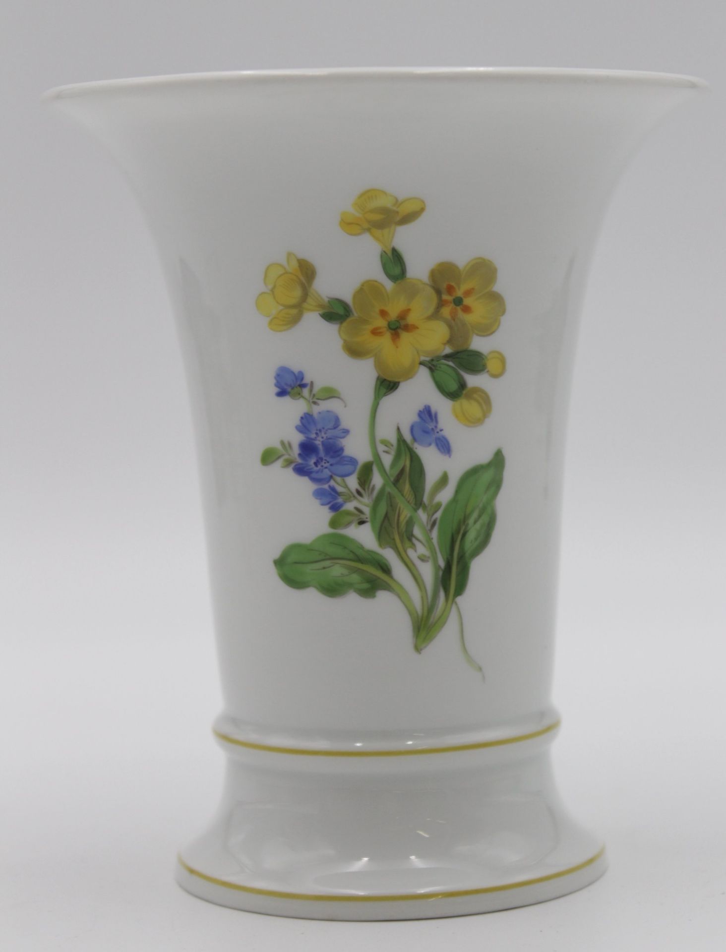 Kratervase, Meissen, Schwertermarke, florale Bemalung, 1. Wahl, ca. H-13,5cm.