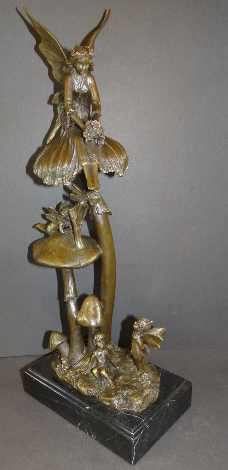 B.B. signierte hohe Bronze mit Elfen auf Pilzen, H-46 cm, auf Steinsockel - Image 6 of 12