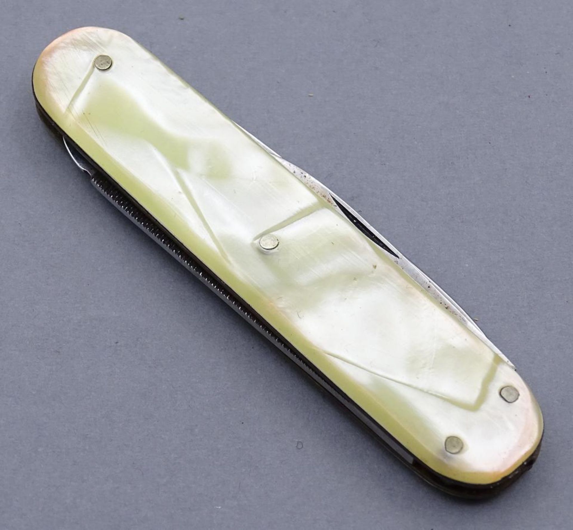 Taschenmesser mit Freimaurer Zeichen, Perlmutt-Griffschalen, L-8cm. - Image 2 of 4
