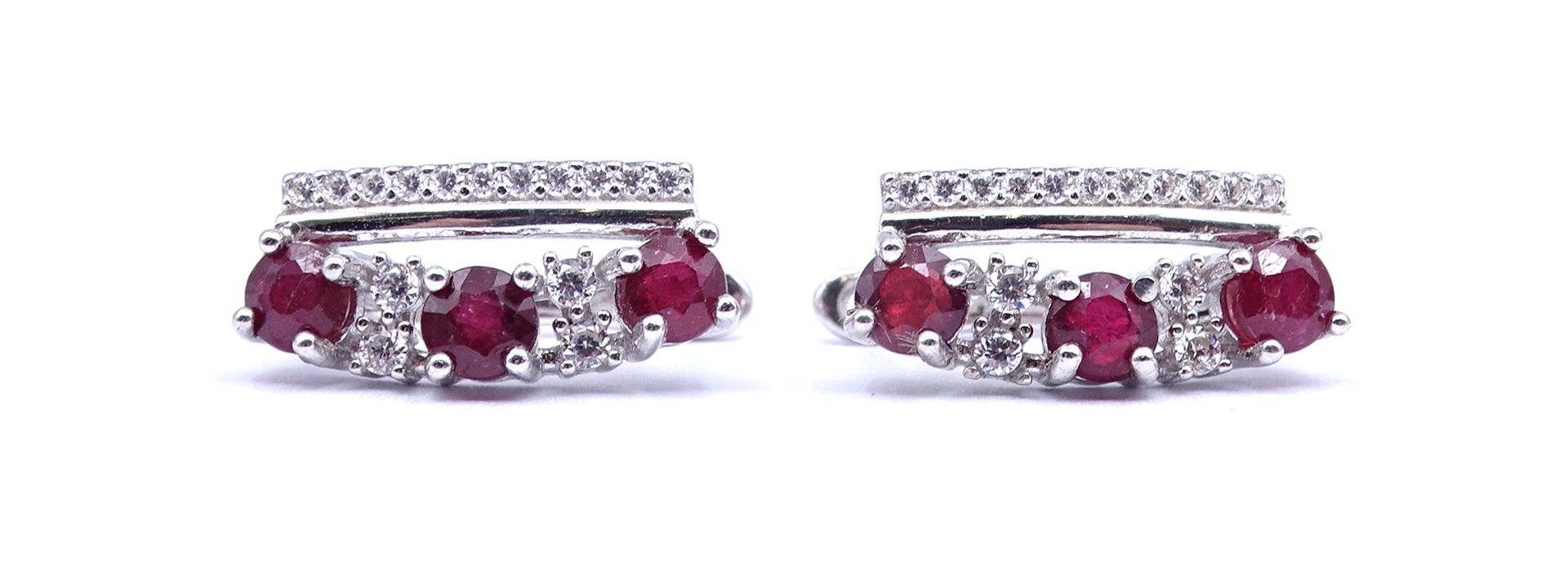 Paar Silber Ohrringe mit rund facc. Rubinen, Sterlingsilber 0.925, L. 1,8cm, zus. 4,4g.