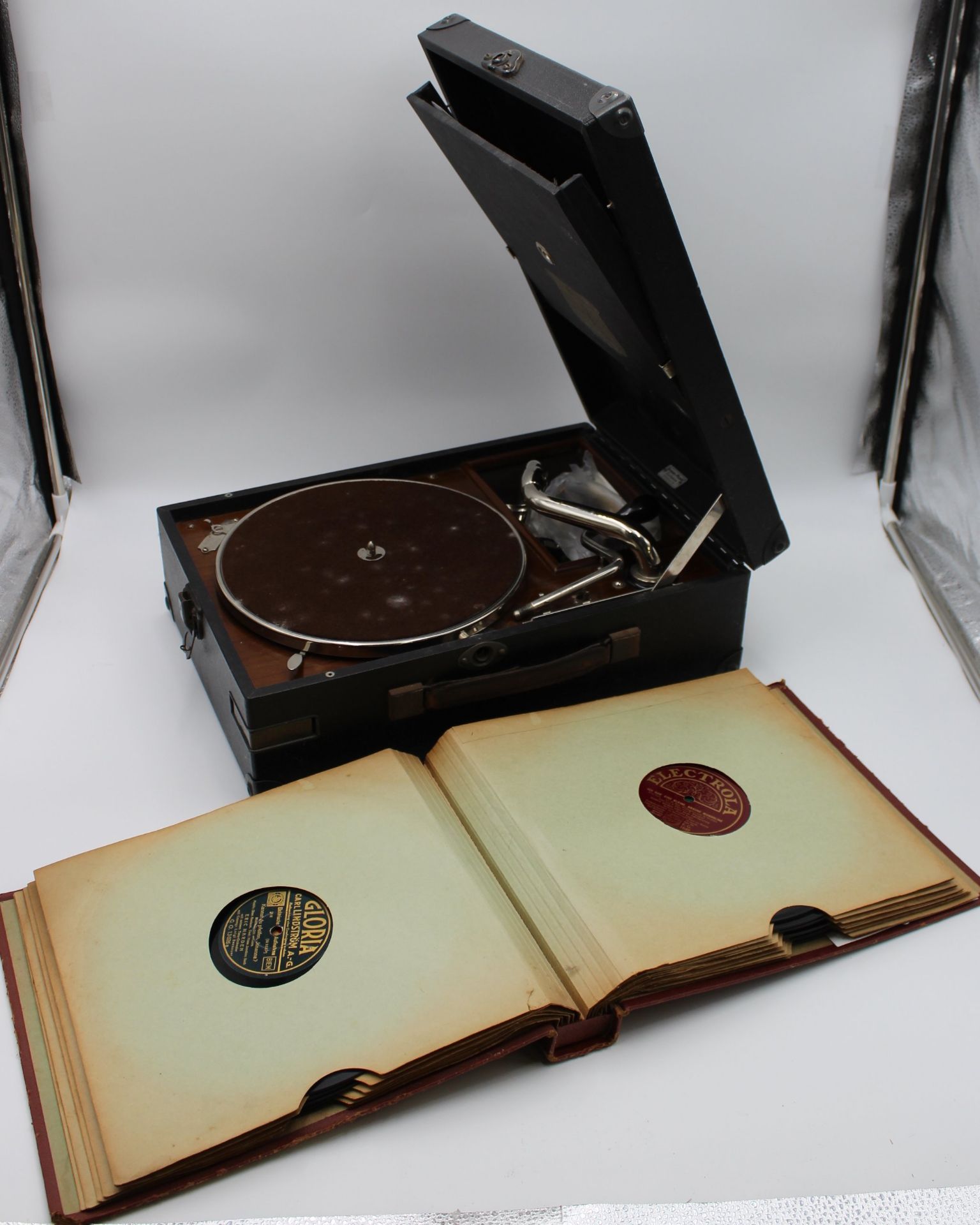 Koffer-Grammophon "Electrola" mit einem Album Schellackplatten, funktionstüchtig