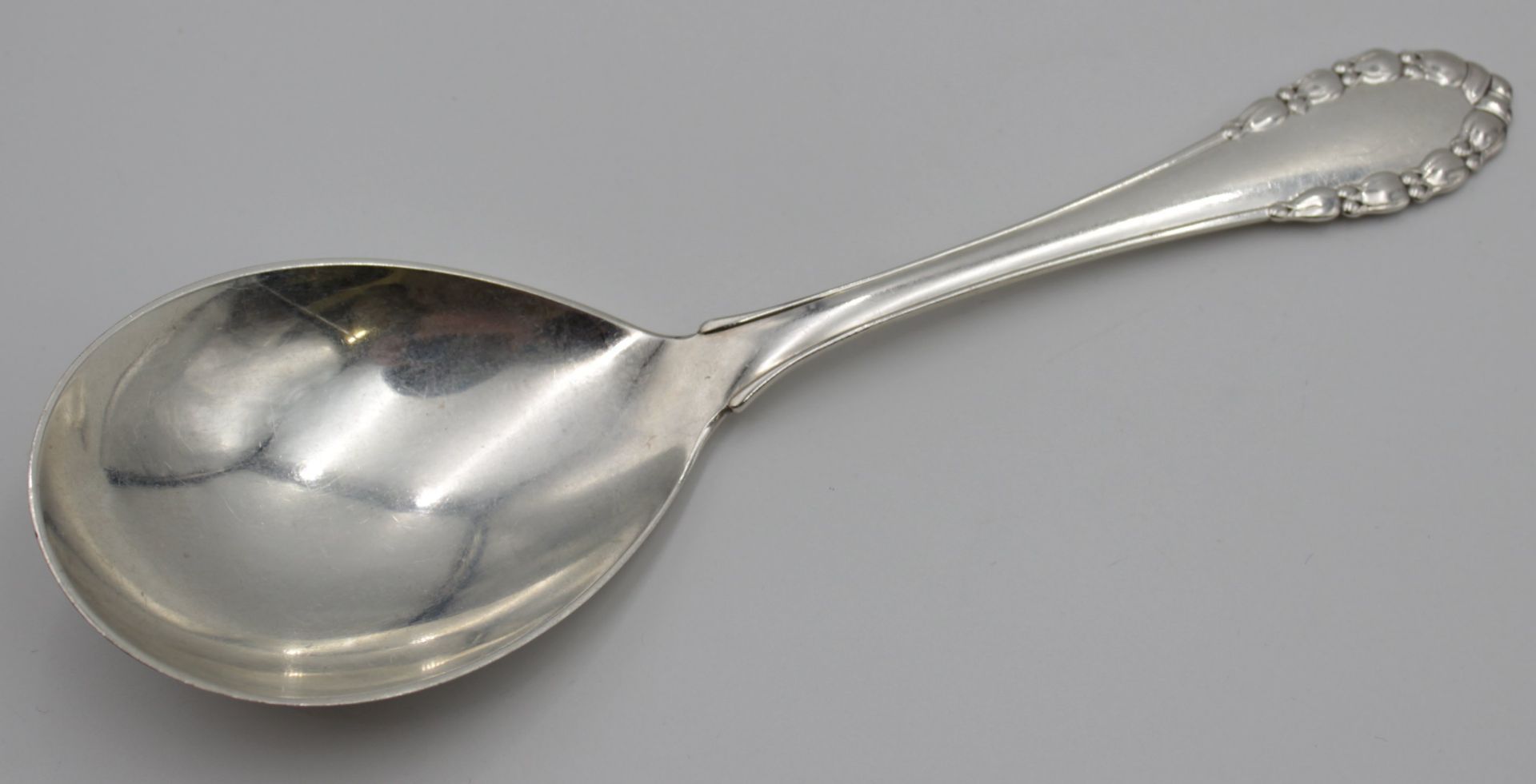 gr. Vorlegelöffel, Georg Jensen, Lilly of the Valley, 1925, 830er Silber, Ziermonogramm, ca. 88gr.,