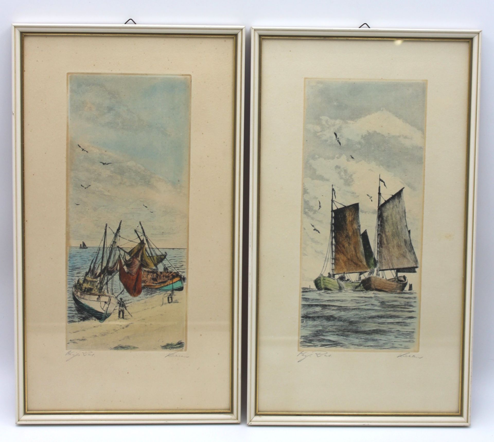 2x Farbradierungen, maritime Motive, je unleserl. signiert, ger./Glas, RG 39,5 x 22,2cm.