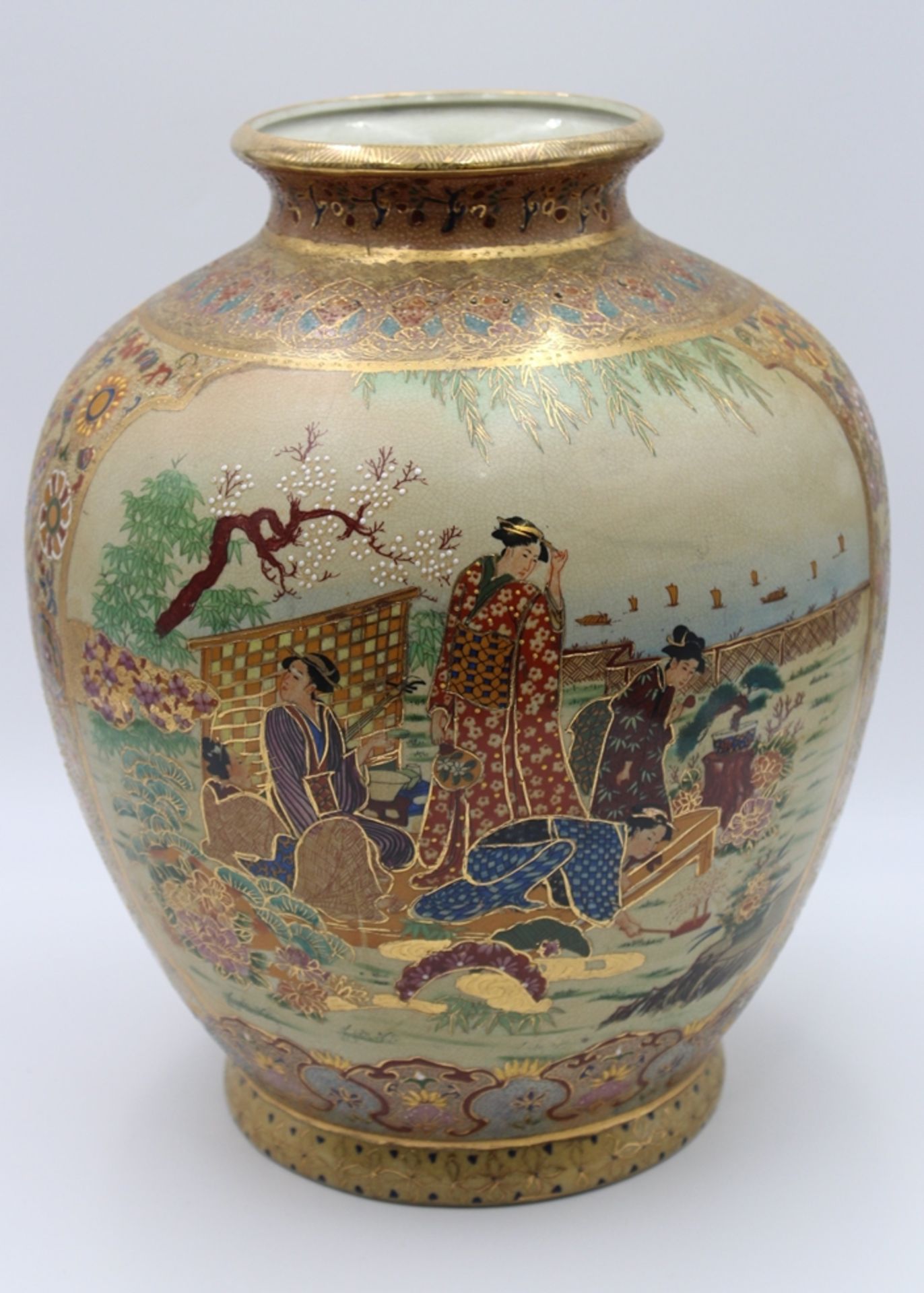 hohe Satsuma-Vase, Etikett Dr. Sallakhi, reichlich bemalt mit Blumen und chinesichen Szenen. H-35 c