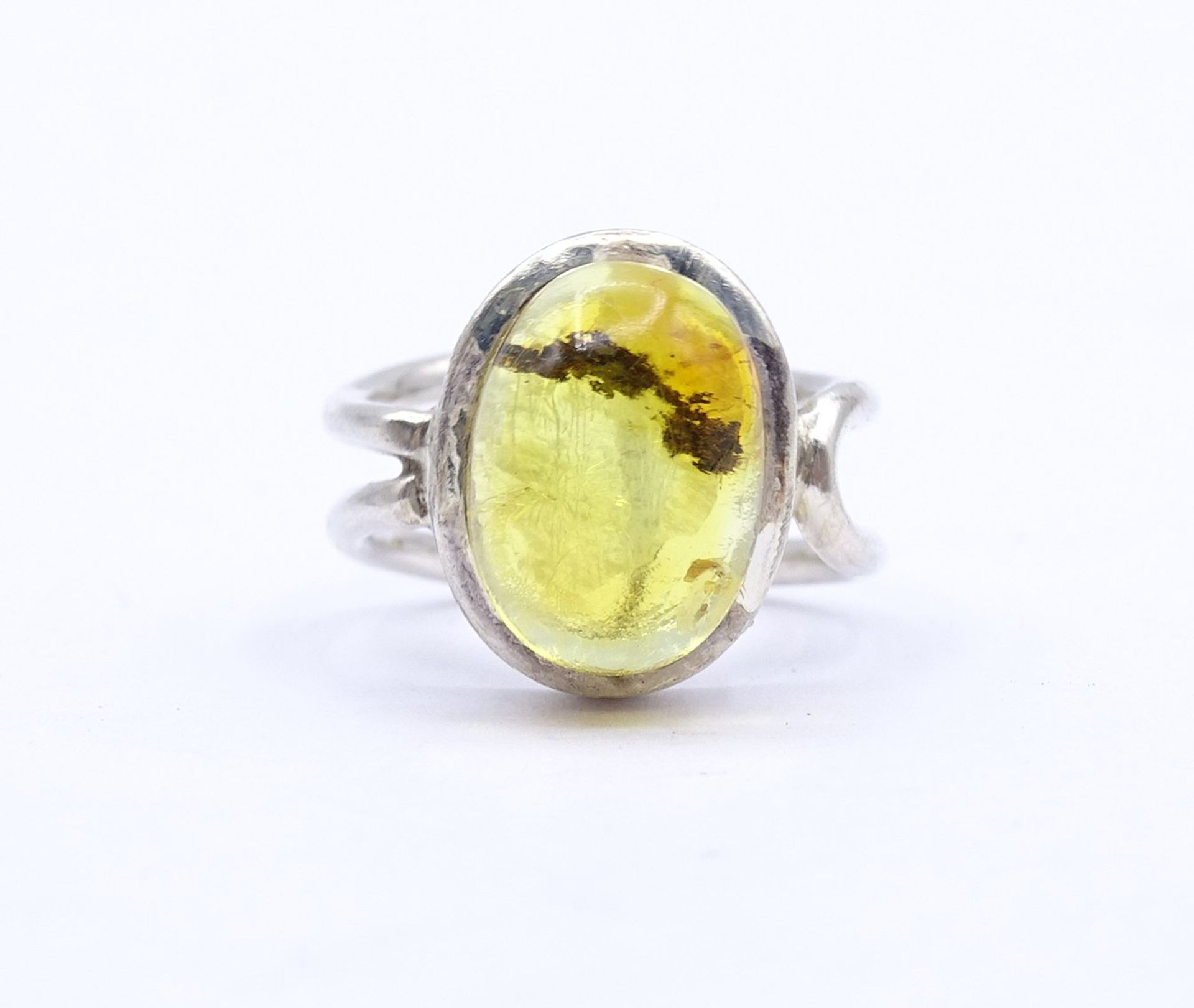 Ring mit einem Bernstein Cabochon, Silberfassung, ungestempelt, Silber gepr., 7,0g., RG 55