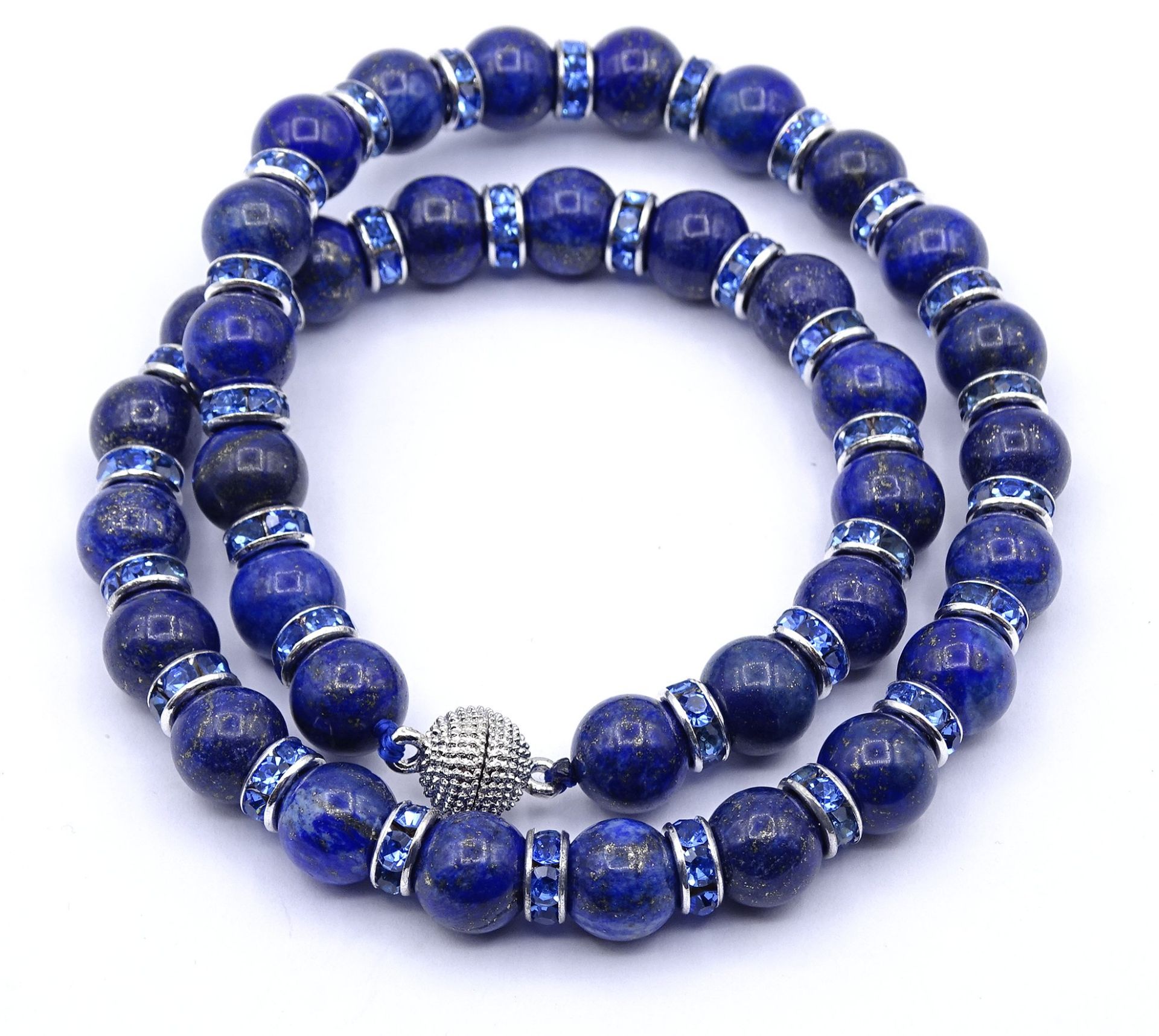 Lapislazuli Halskette mit Magnetverschluss, blaue Glas Zwischenelemente, L. 47cm, 80,5g. - Image 4 of 4
