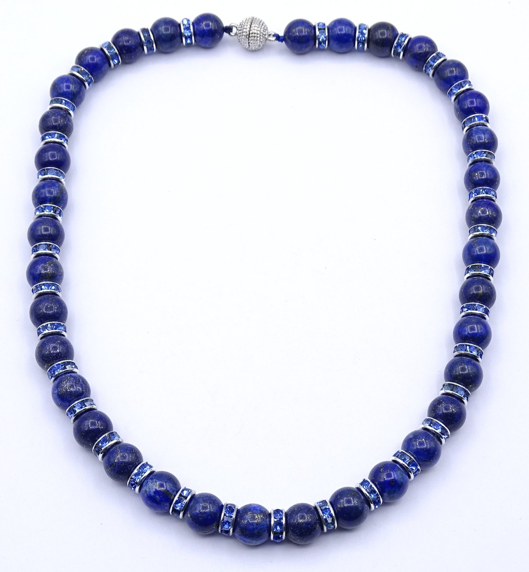 Lapislazuli Halskette mit Magnetverschluss, blaue Glas Zwischenelemente, L. 47cm, 80,5g.