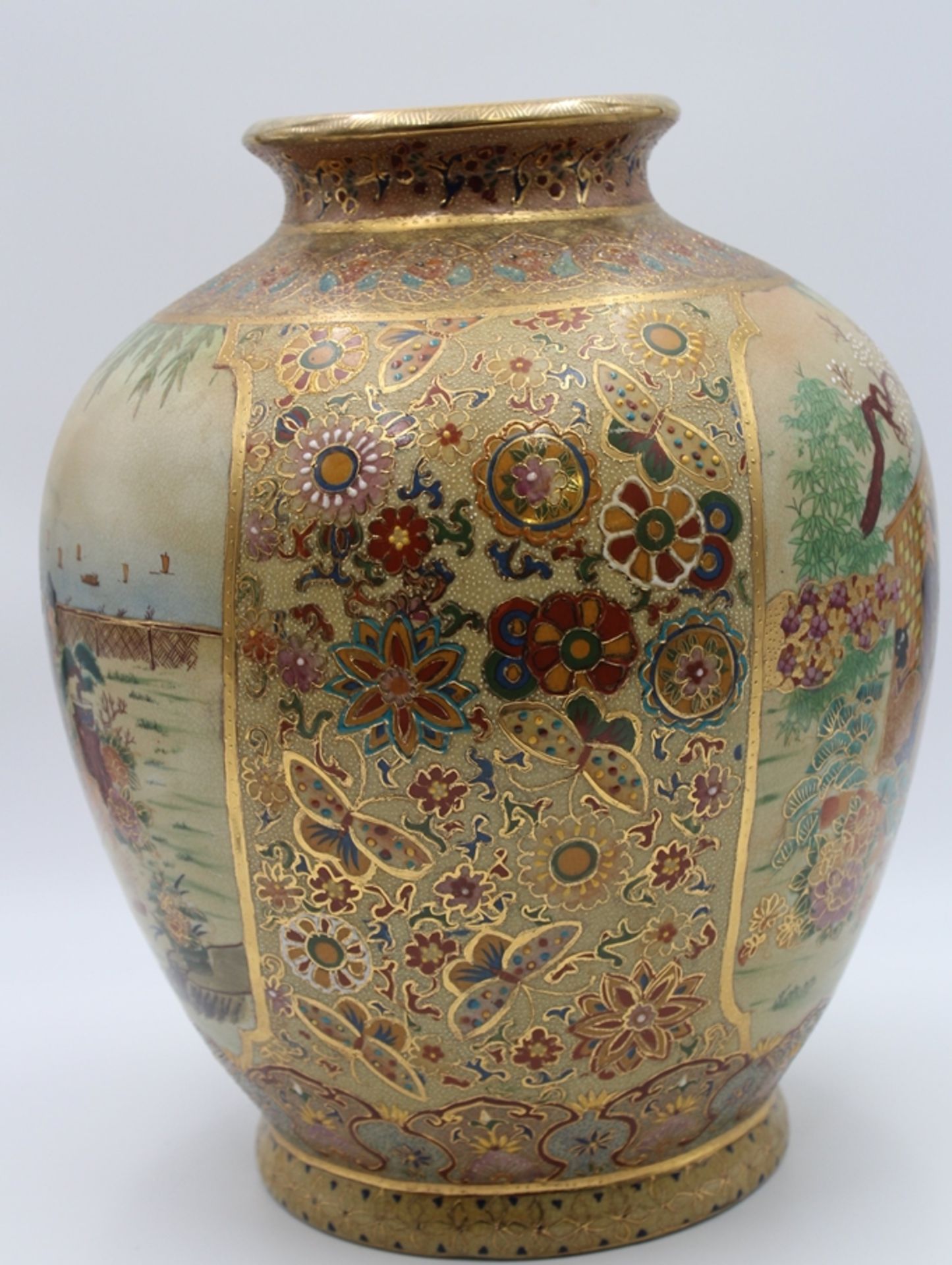 hohe Satsuma-Vase, Etikett Dr. Sallakhi, reichlich bemalt mit Blumen und chinesichen Szenen. H-35 c - Image 3 of 6