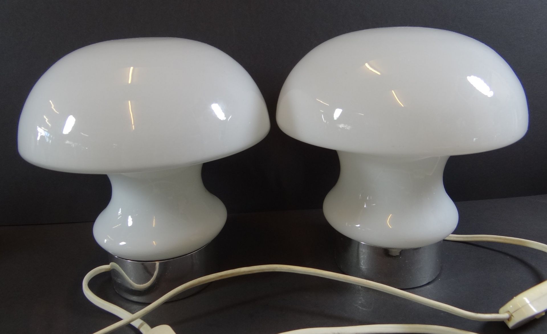 Paar Tischlampen in Pilzform,Milchgas, H-18 cm, D-18 cm