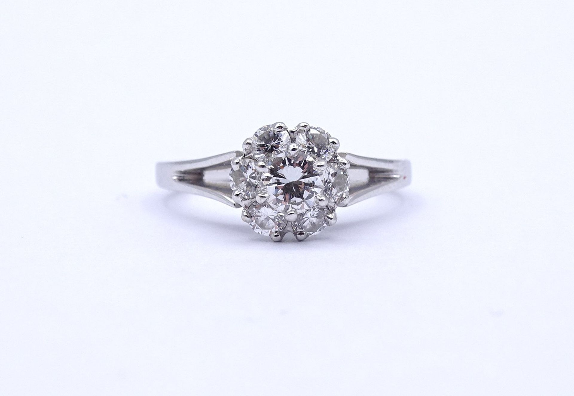 Brillant Ring , WG 750/000, Blütenform, 7 Brillanten zus.ca. 0,90ct., mittig 0,30ct., 4,1g., RG 51