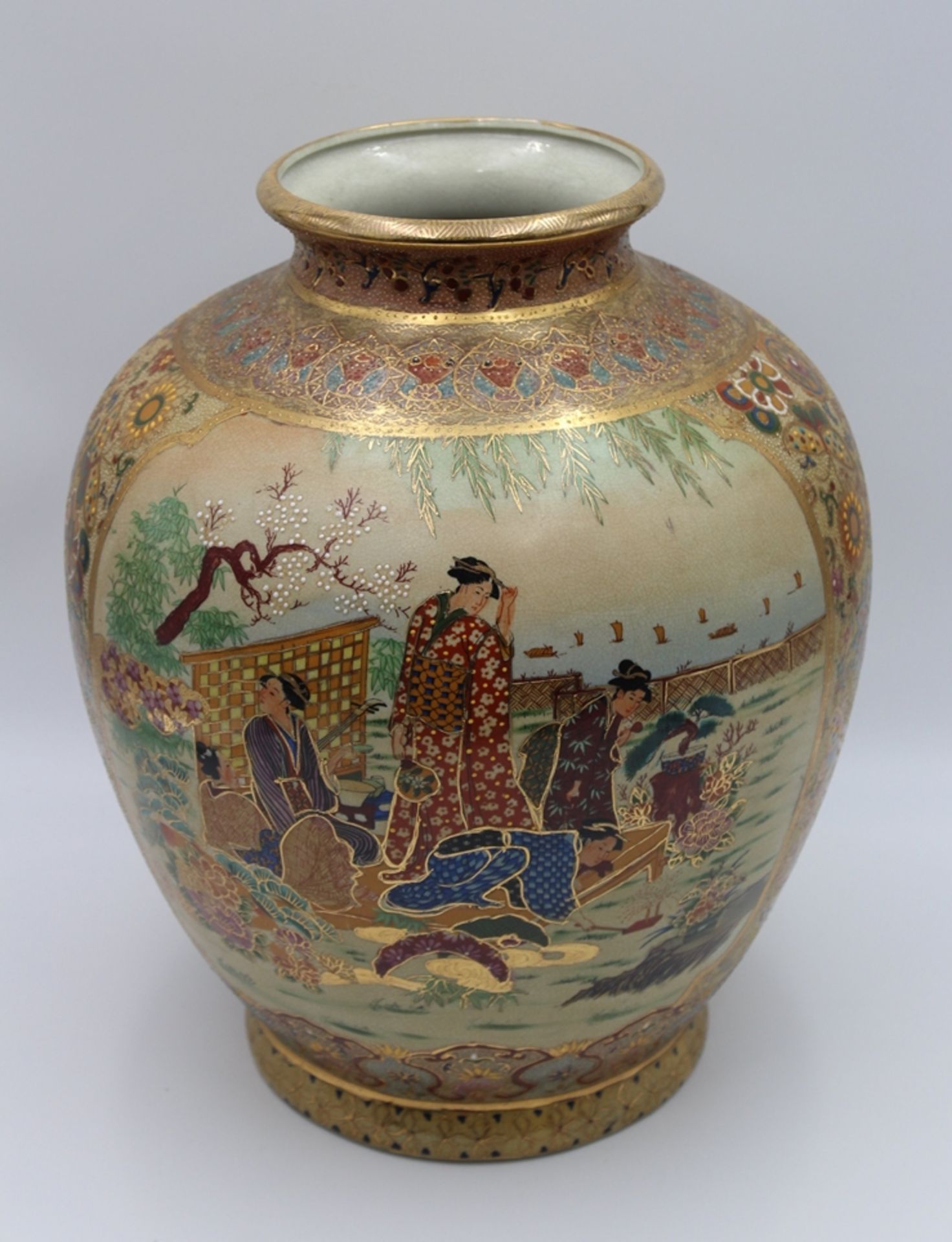 hohe Satsuma-Vase, Etikett Dr. Sallakhi, reichlich bemalt mit Blumen und chinesichen Szenen. H-35 c - Image 4 of 6
