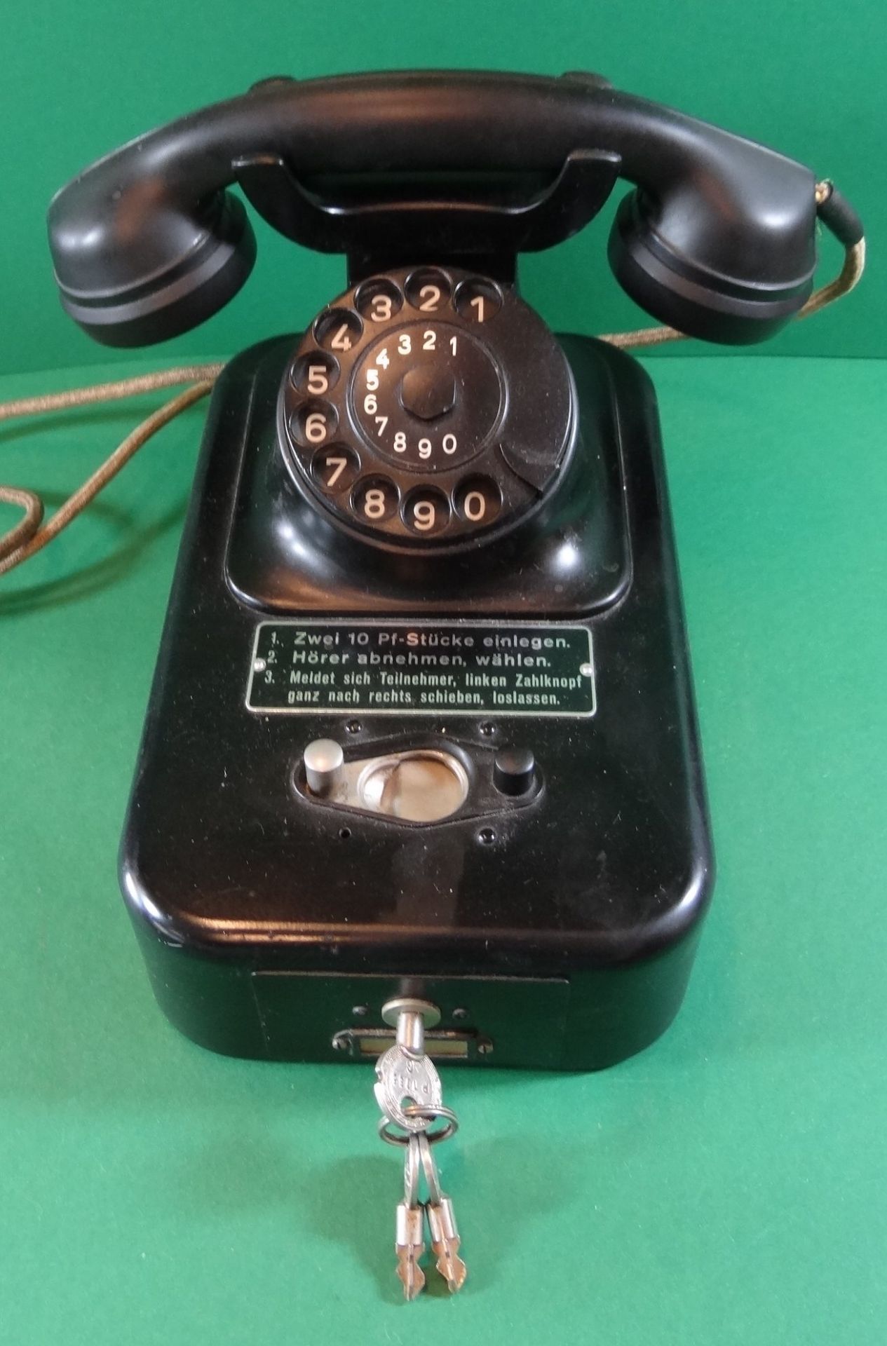 schwarzes Münz-Telefon mit 3 Schlüsseln,  2x 10 Pfennig, um 1960, "Hagenuk-Kiel", sehr gut erhalten