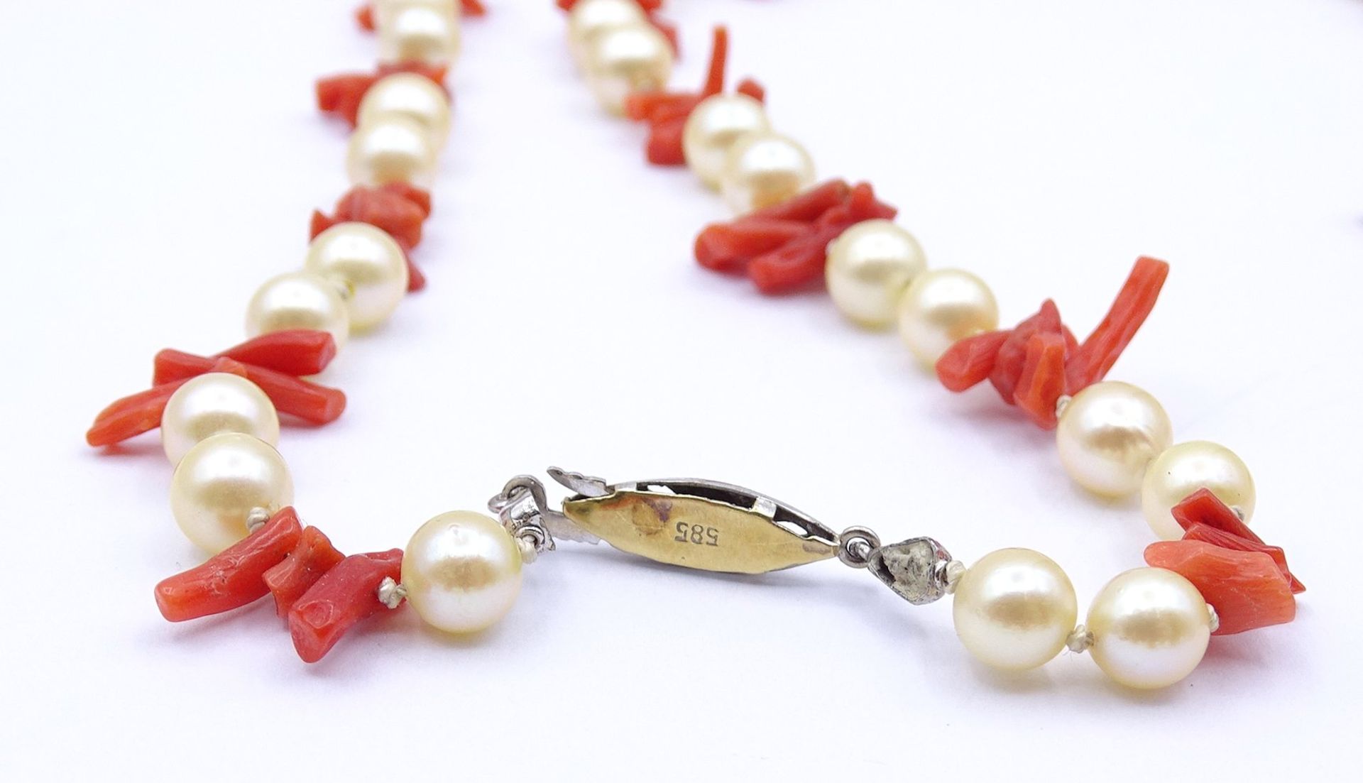Halskette mit Perlen und Korallenstäbe, Bicolor Goldverschluss GG/WG 0.585, L. 80cm, 42,8g. - Image 4 of 4