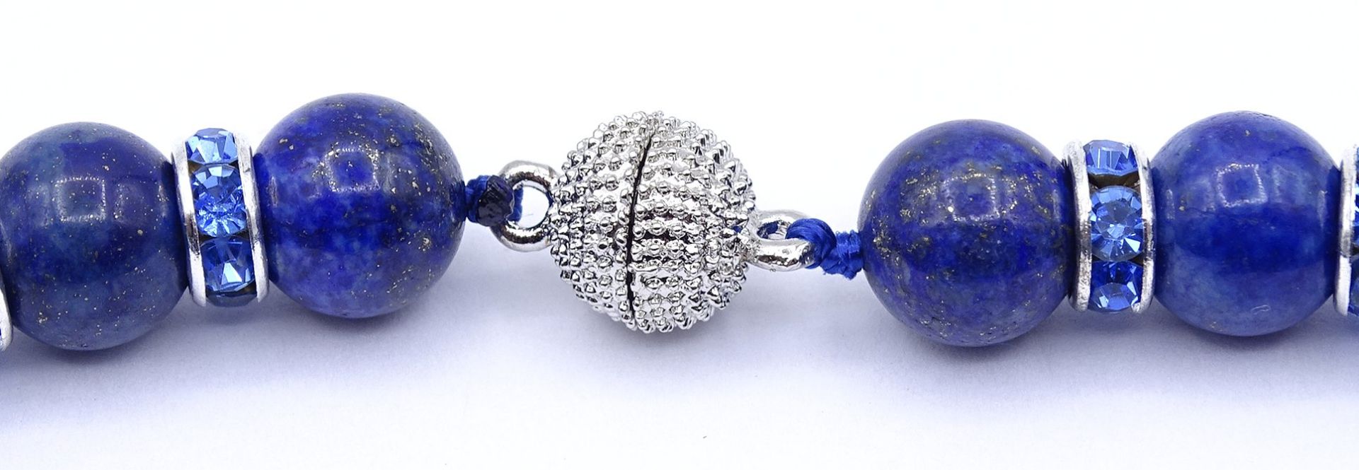 Lapislazuli Halskette mit Magnetverschluss, blaue Glas Zwischenelemente, L. 47cm, 80,5g. - Image 2 of 4