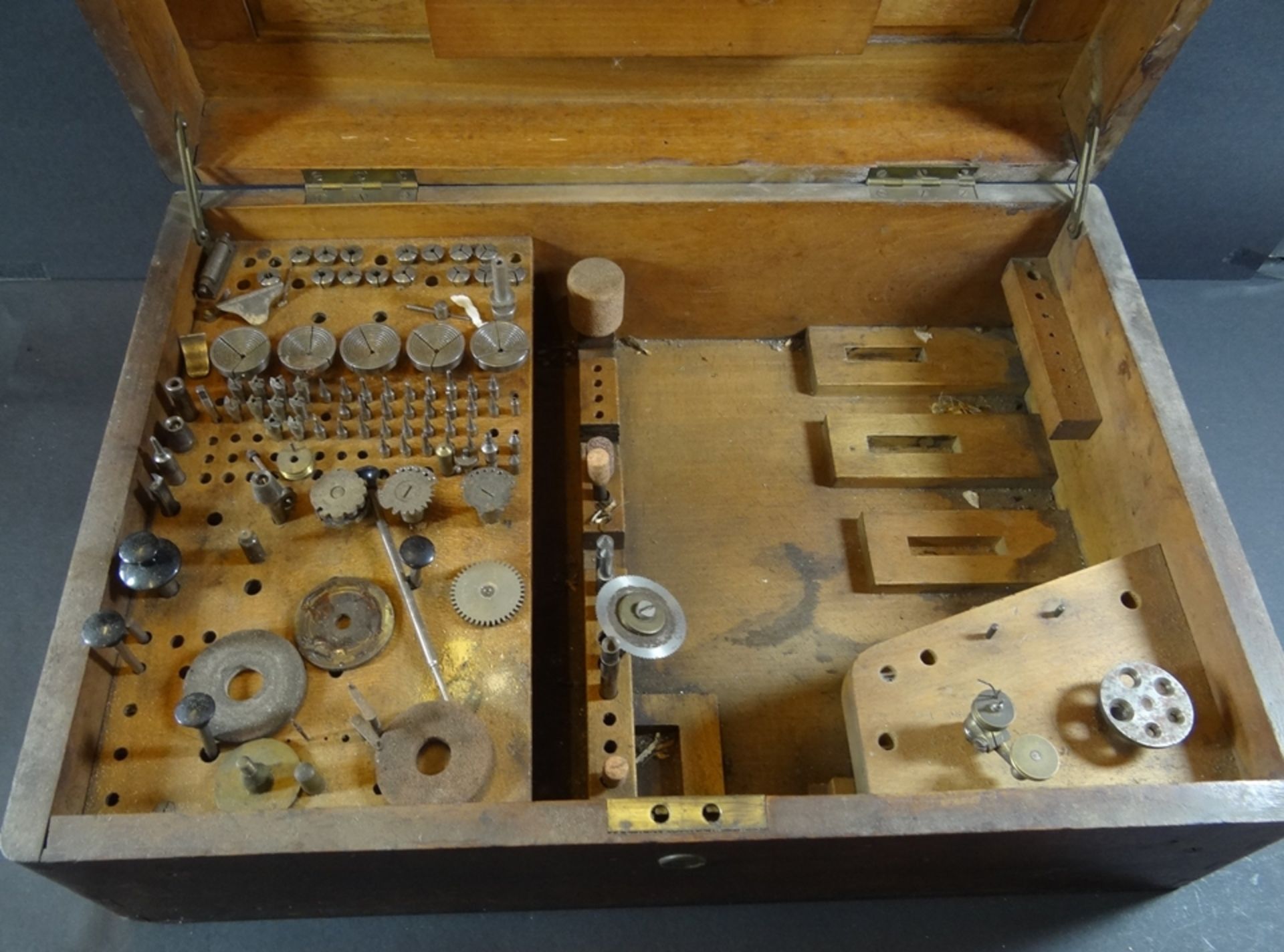 Holzkasten mit Uhrmacher-Werkzeug, nicht komplett, H-16 cm, 43x30 cm - Bild 4 aus 5