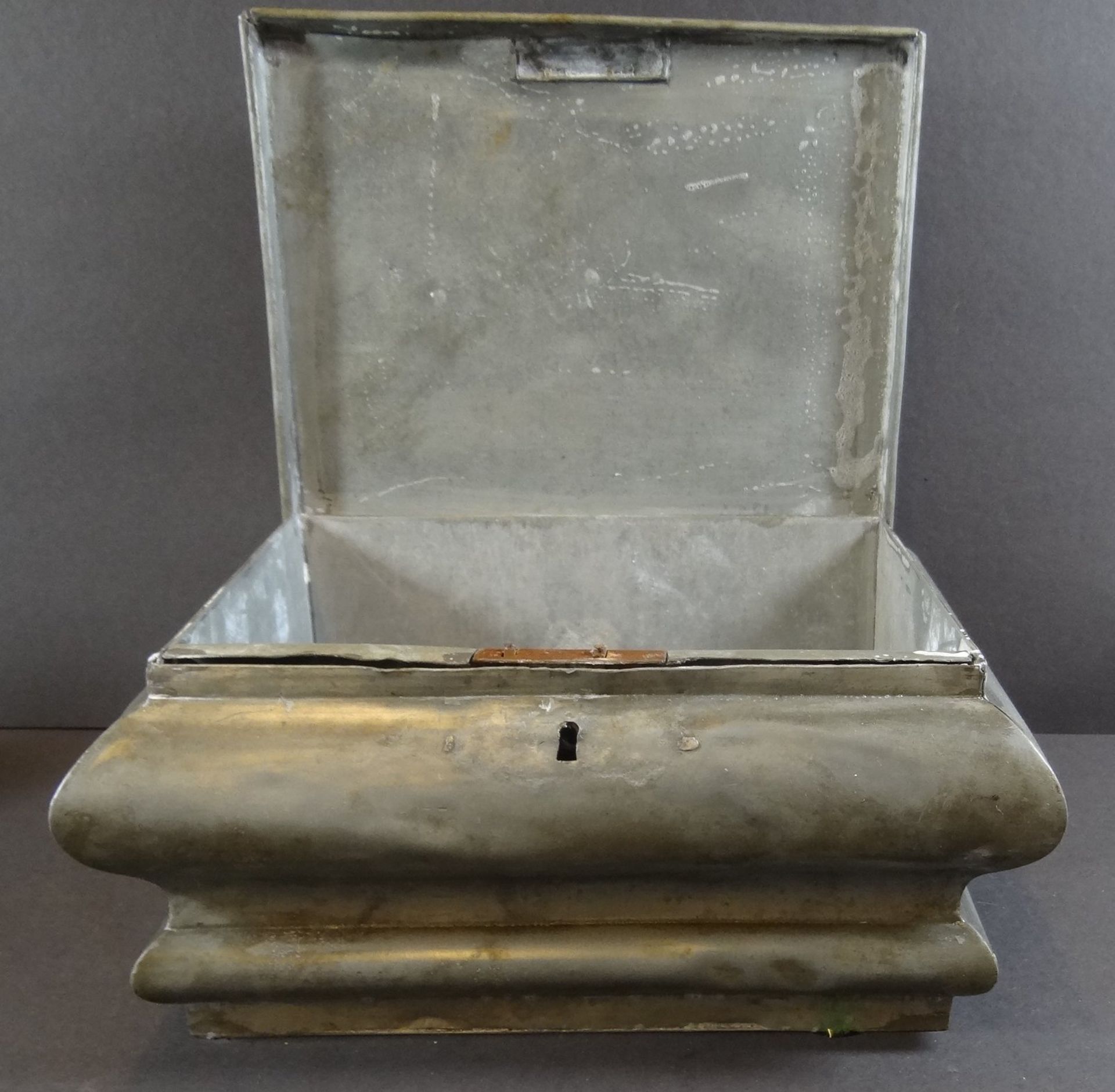 schwere Zinn-Kassette mit Messingbeschlag, H-15 cm, 27x22 cm, verdellt - Bild 4 aus 6