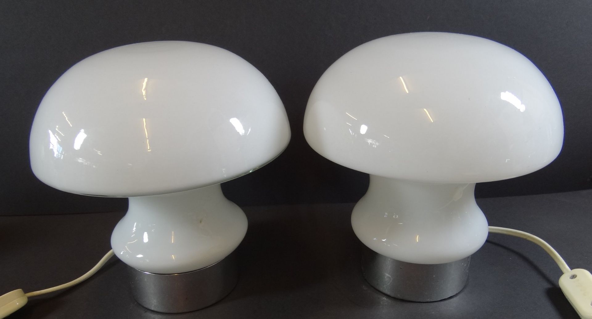 Paar Tischlampen in Pilzform,Milchgas, H-18 cm, D-18 cm - Bild 2 aus 4