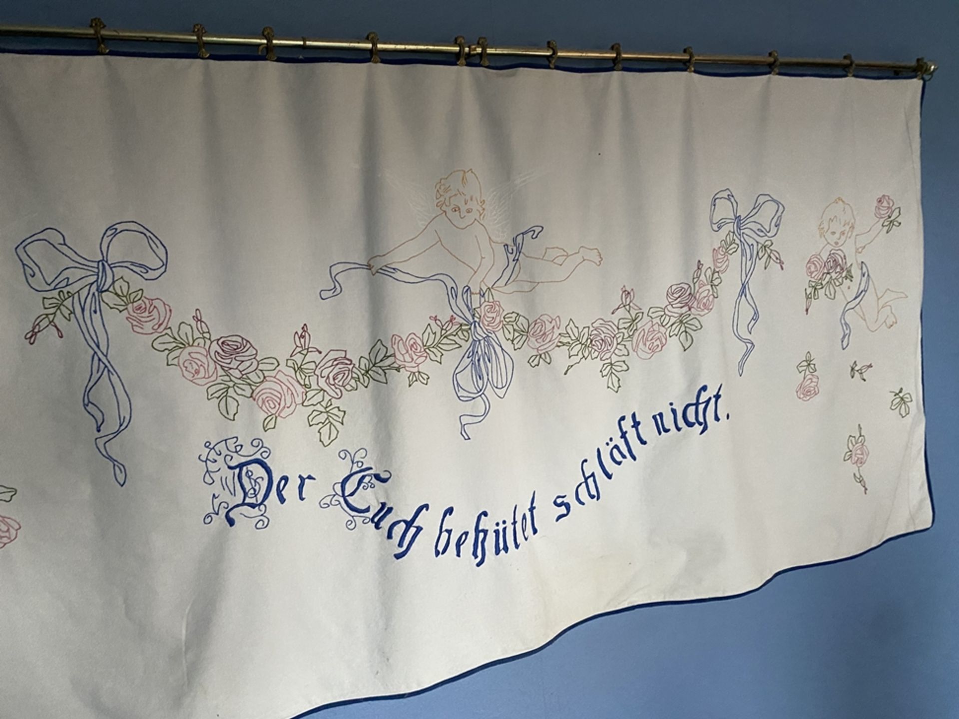 grosses besticktes Küchen-Wandtuch mit Hausspruch, ca.  50x160 cm (geschätzt, ohne Stange)