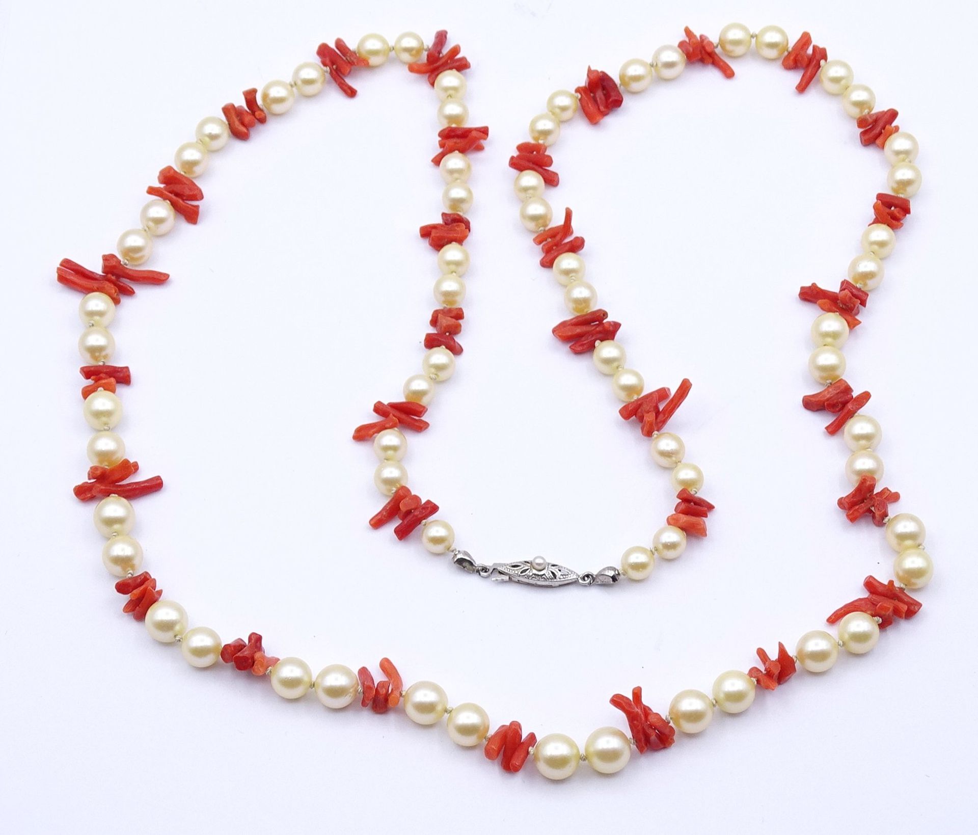 Halskette mit Perlen und Korallenstäbe, Bicolor Goldverschluss GG/WG 0.585, L. 80cm, 42,8g.