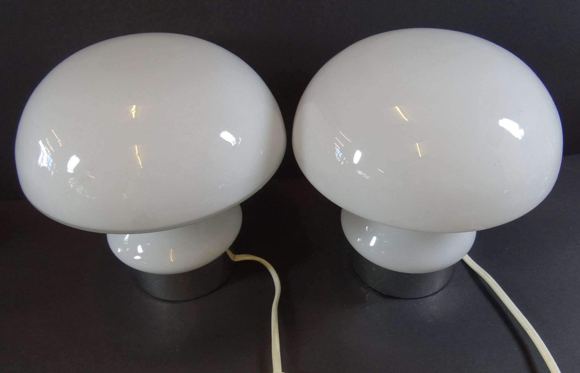 Paar Tischlampen in Pilzform,Milchgas, H-18 cm, D-18 cm - Bild 3 aus 4