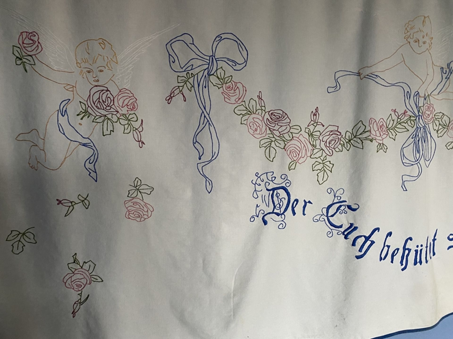 grosses besticktes Küchen-Wandtuch mit Hausspruch, ca.  50x160 cm (geschätzt, ohne Stange) - Bild 2 aus 3