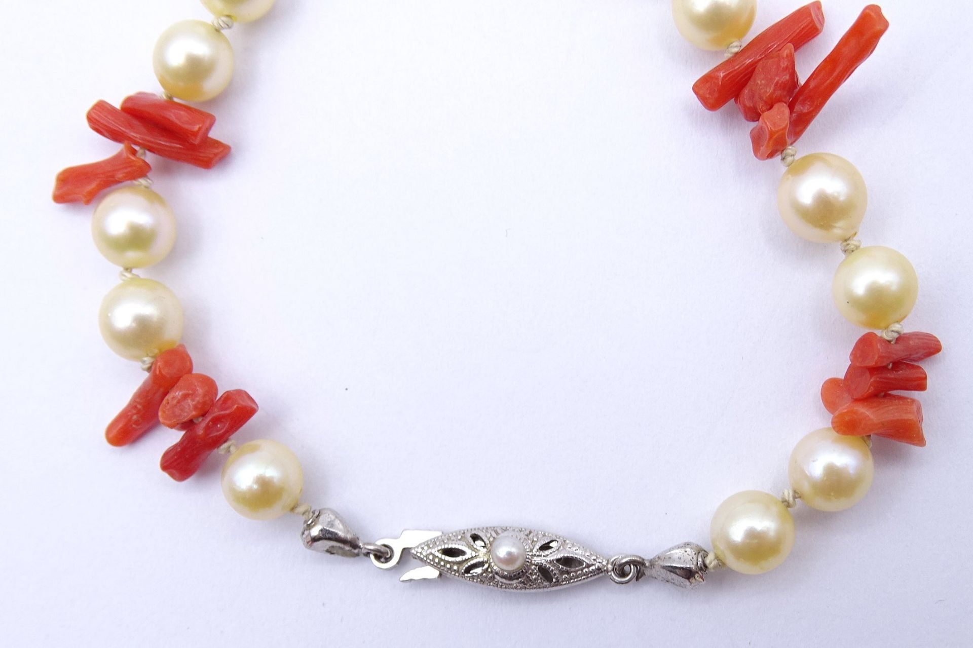 Halskette mit Perlen und Korallenstäbe, Bicolor Goldverschluss GG/WG 0.585, L. 80cm, 42,8g. - Bild 2 aus 4
