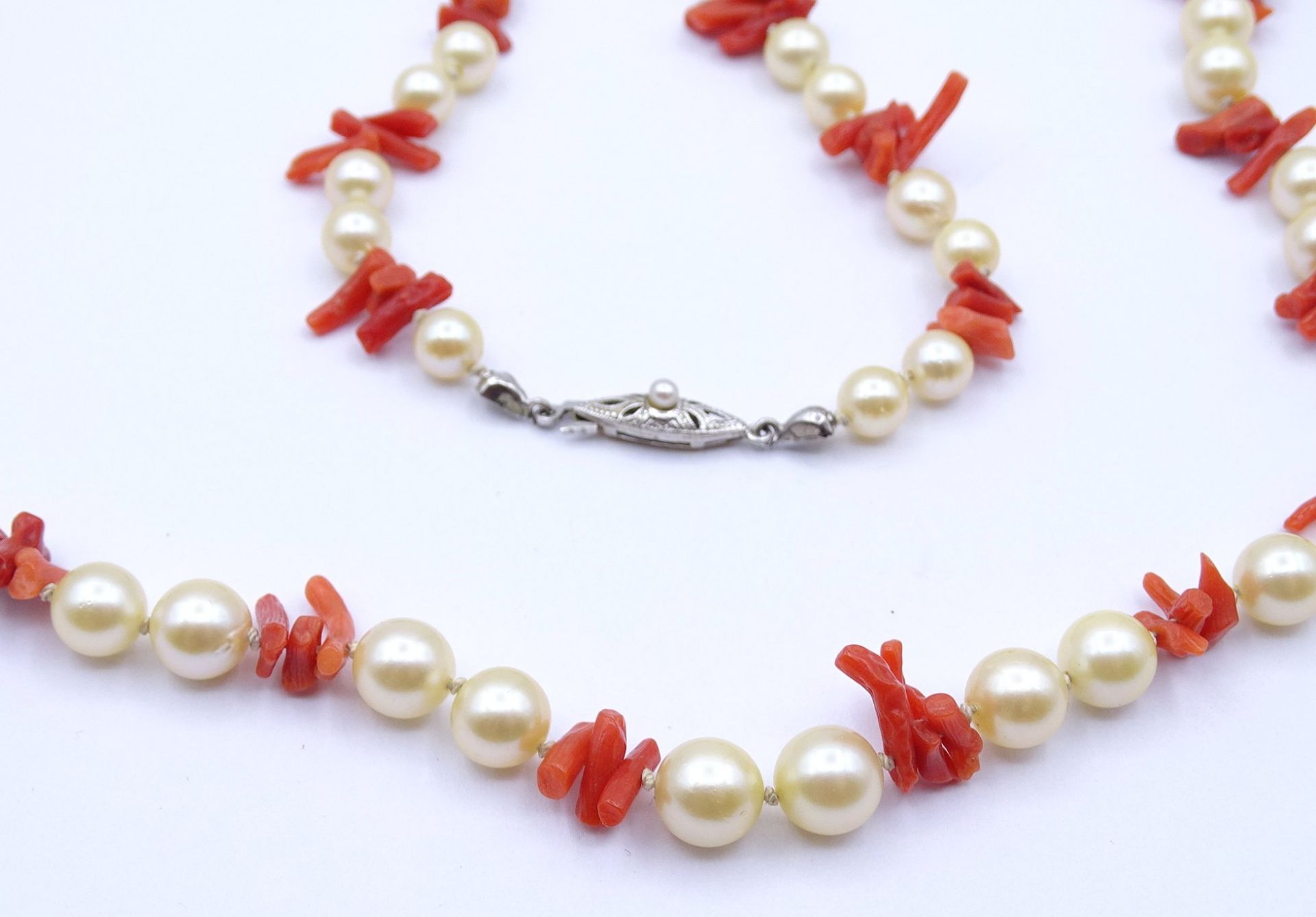 Halskette mit Perlen und Korallenstäbe, Bicolor Goldverschluss GG/WG 0.585, L. 80cm, 42,8g. - Image 3 of 4