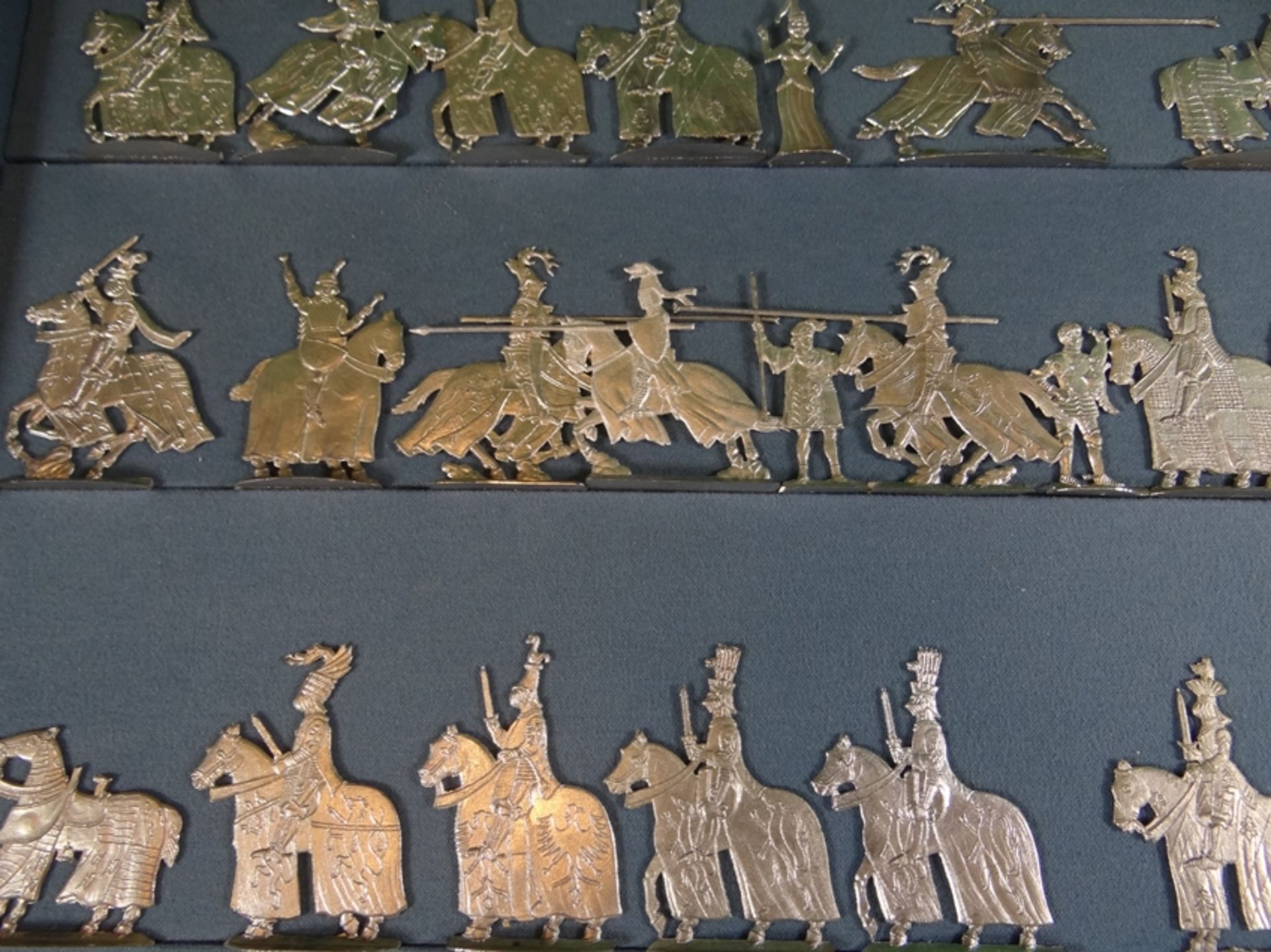 65 Stück Zinnsoldaten , alle zu Pferd, "Tournoi Medieval", H-ca. 5 cm - Image 3 of 5