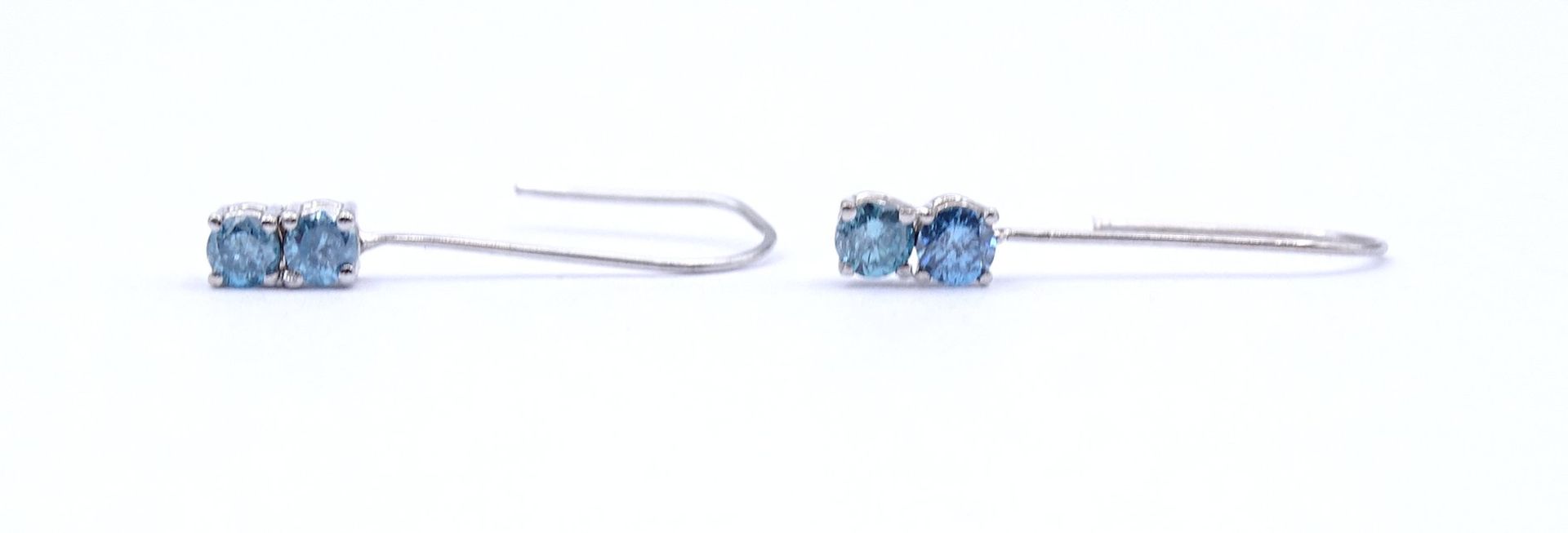 Paar Ohrhänger mit Diamanten , Fancy Blue zus. 0,30ct., WG 14K ungest., L. 2,0cm, zus. 0,56g.Gold g