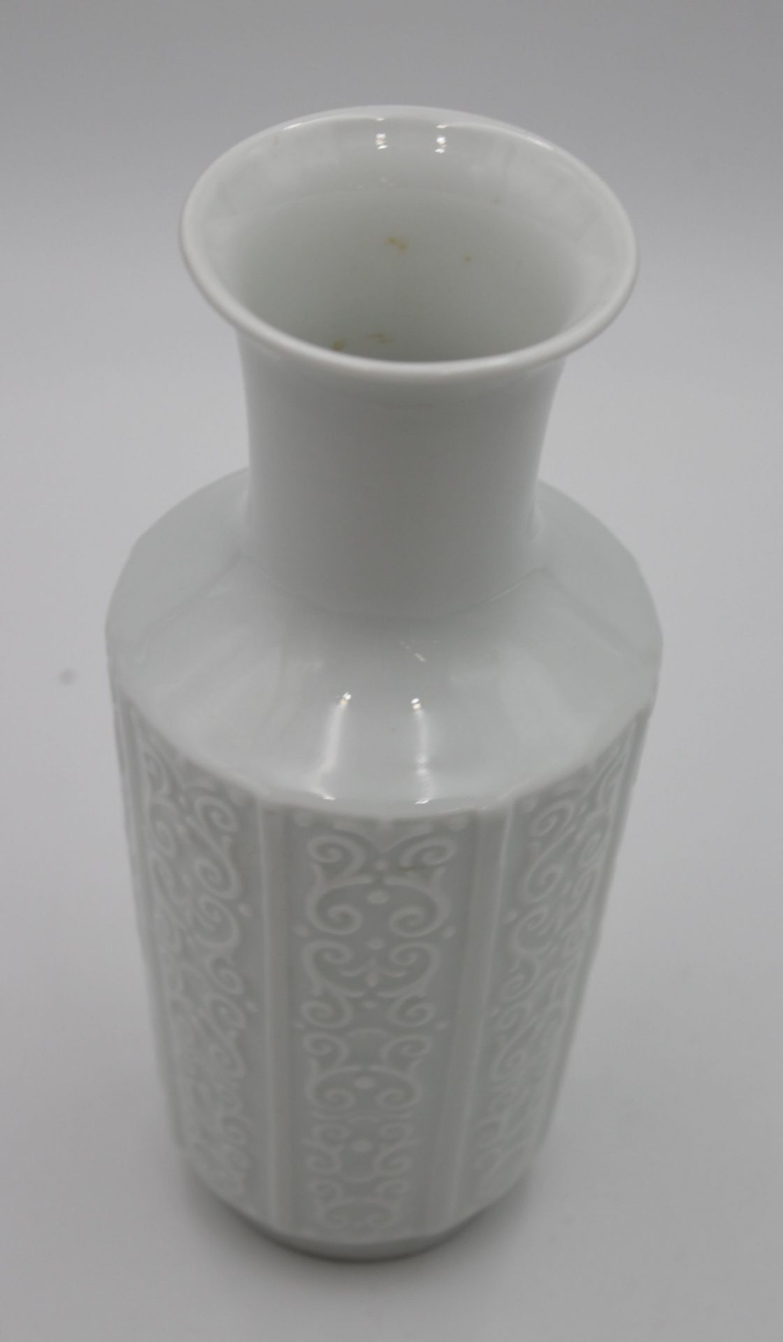 Vase, Royal KPM, Weissporzellan, Reliefdekor, H-20,5cm. - Image 2 of 4