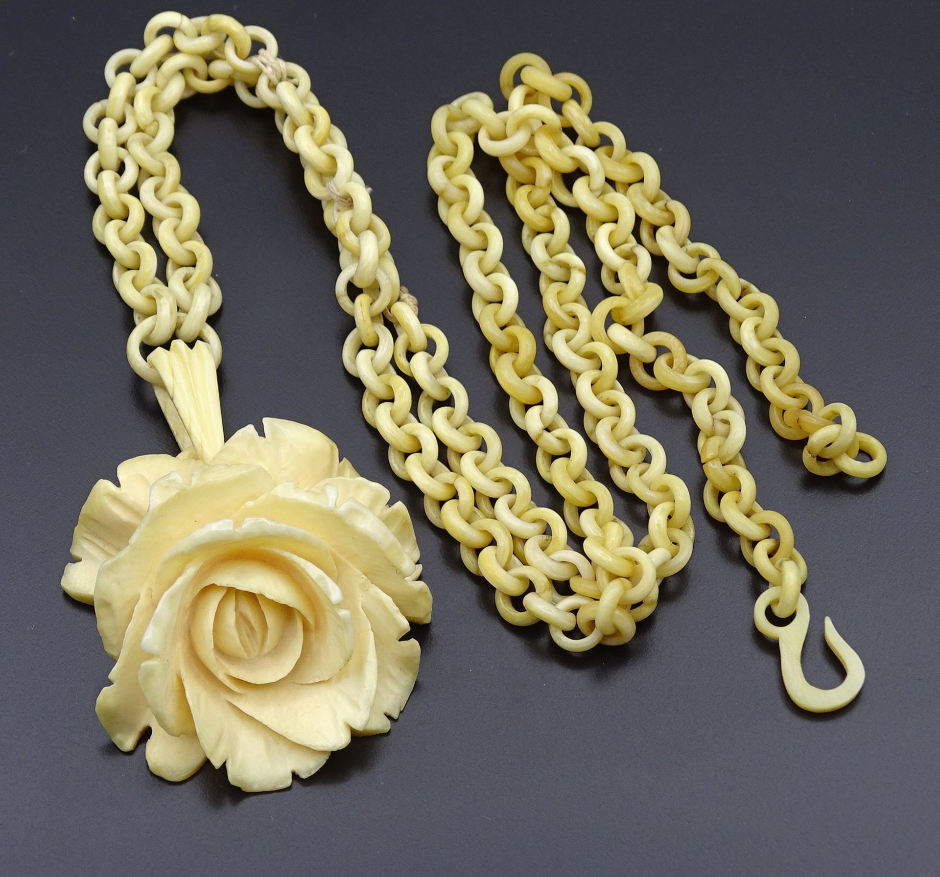 Halskette mit Erbacher Rose Anhänger, Kette L. 64cm