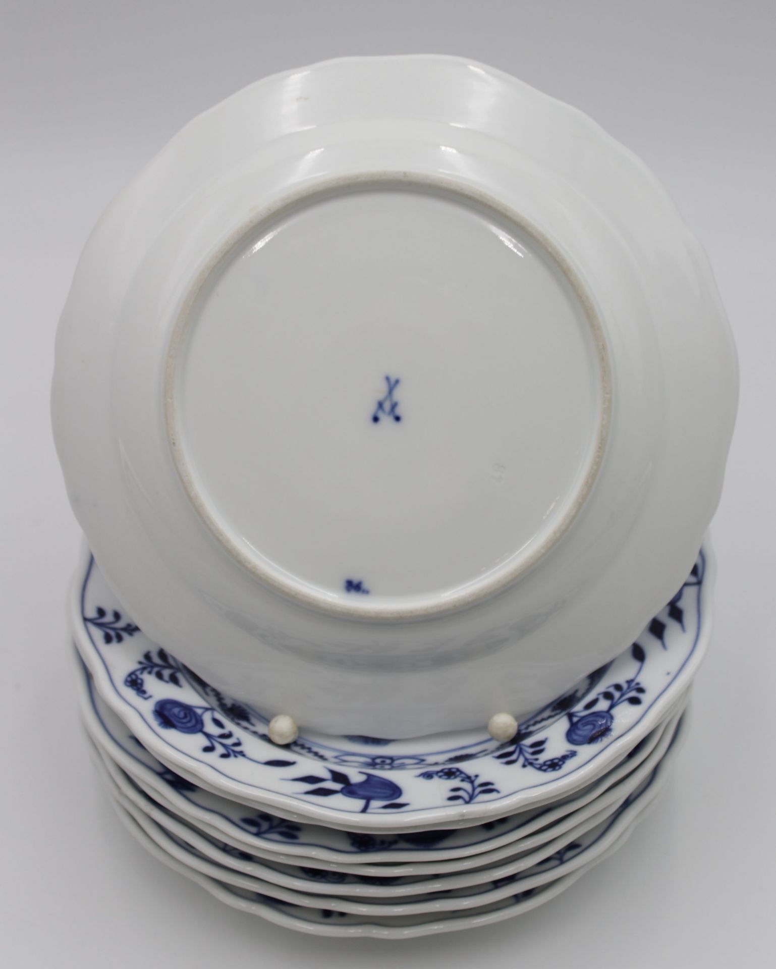 8x Teller, Meissen, Schwertermarke, Zwiebelmuster, je 2 Schleifstriche, D-21cm. - Image 2 of 3