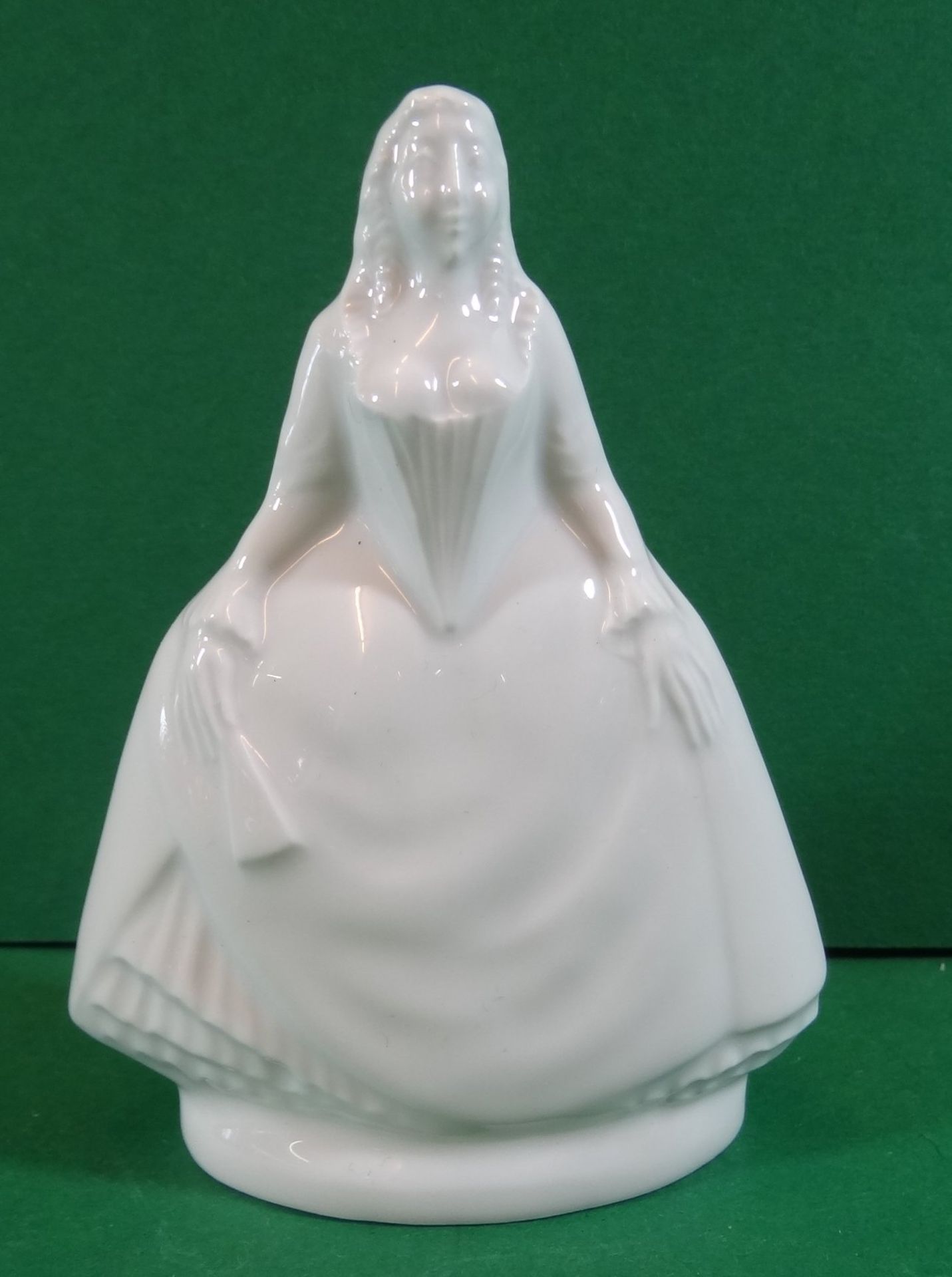 Frauenfigur, "Meissen" weiss, H-11 cm, B-8 cm, 1.Wahl