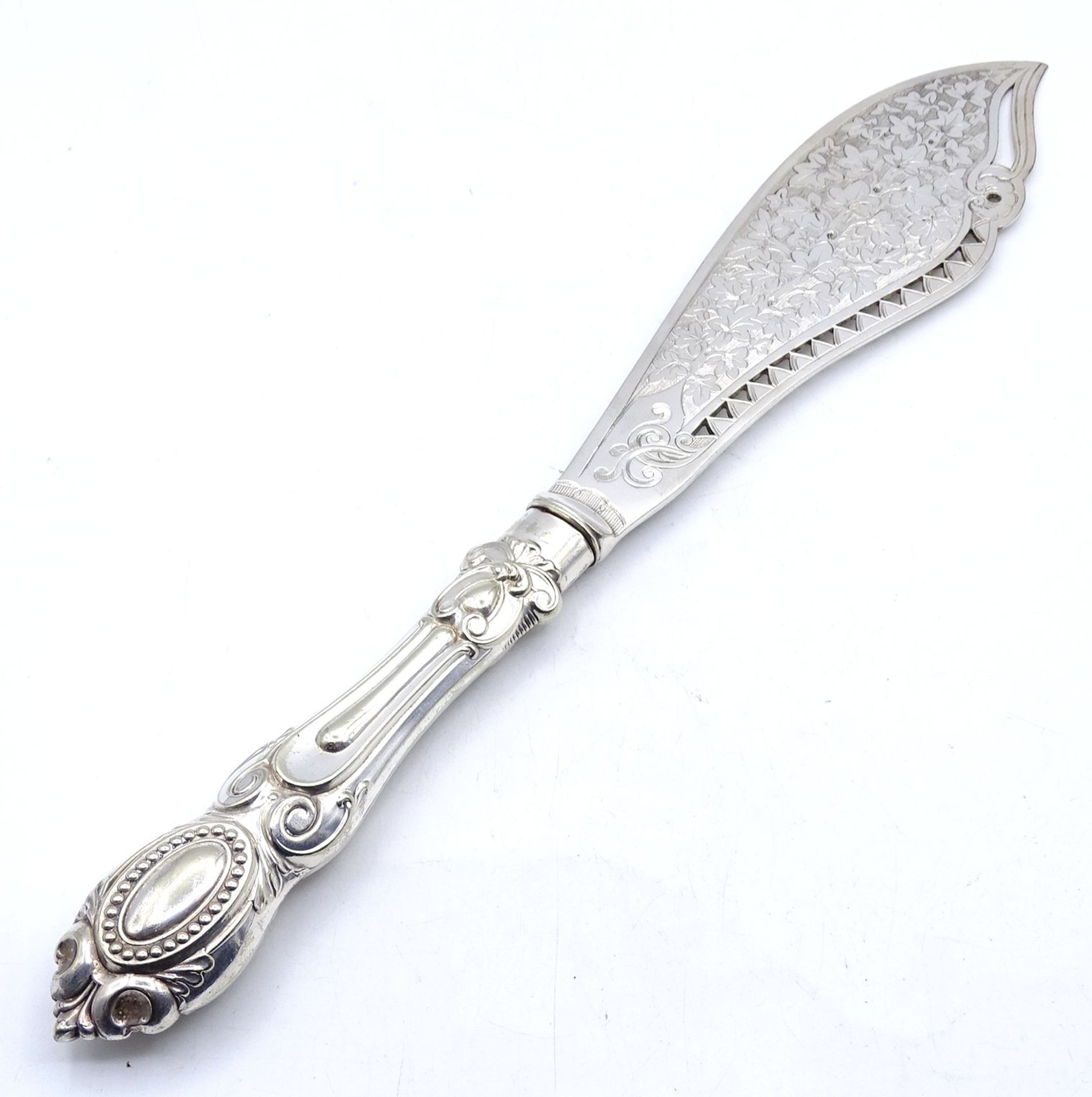 Großes Tortenmesser, versilbert, verzierte Klinge, L. 32,5cm