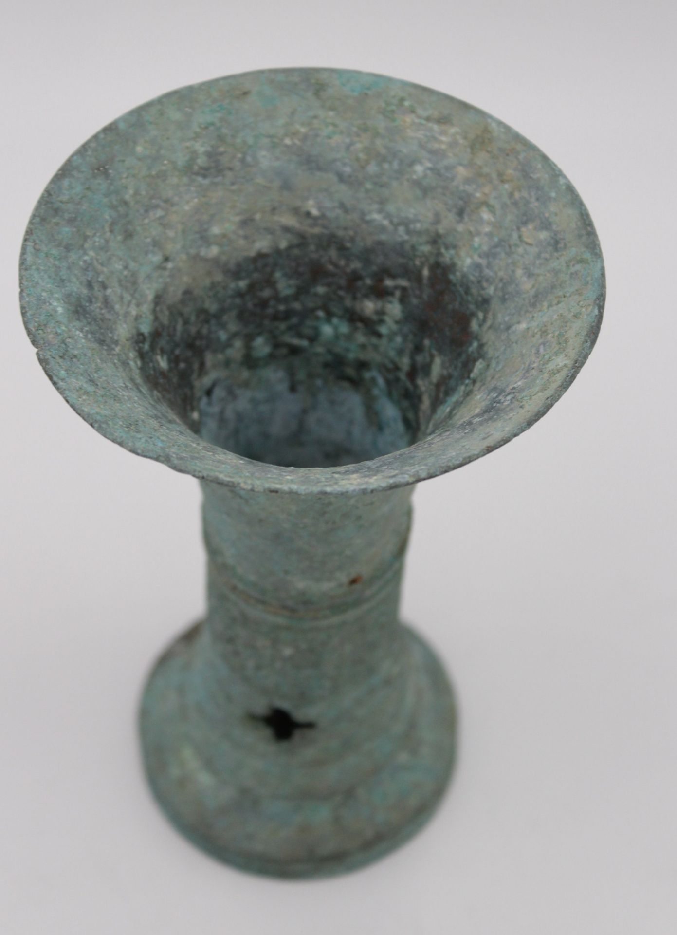 antike Vase, Bronze, Bodenfund, wohl China, Alter & Herkunft ?, H-14,8cm - Image 2 of 4