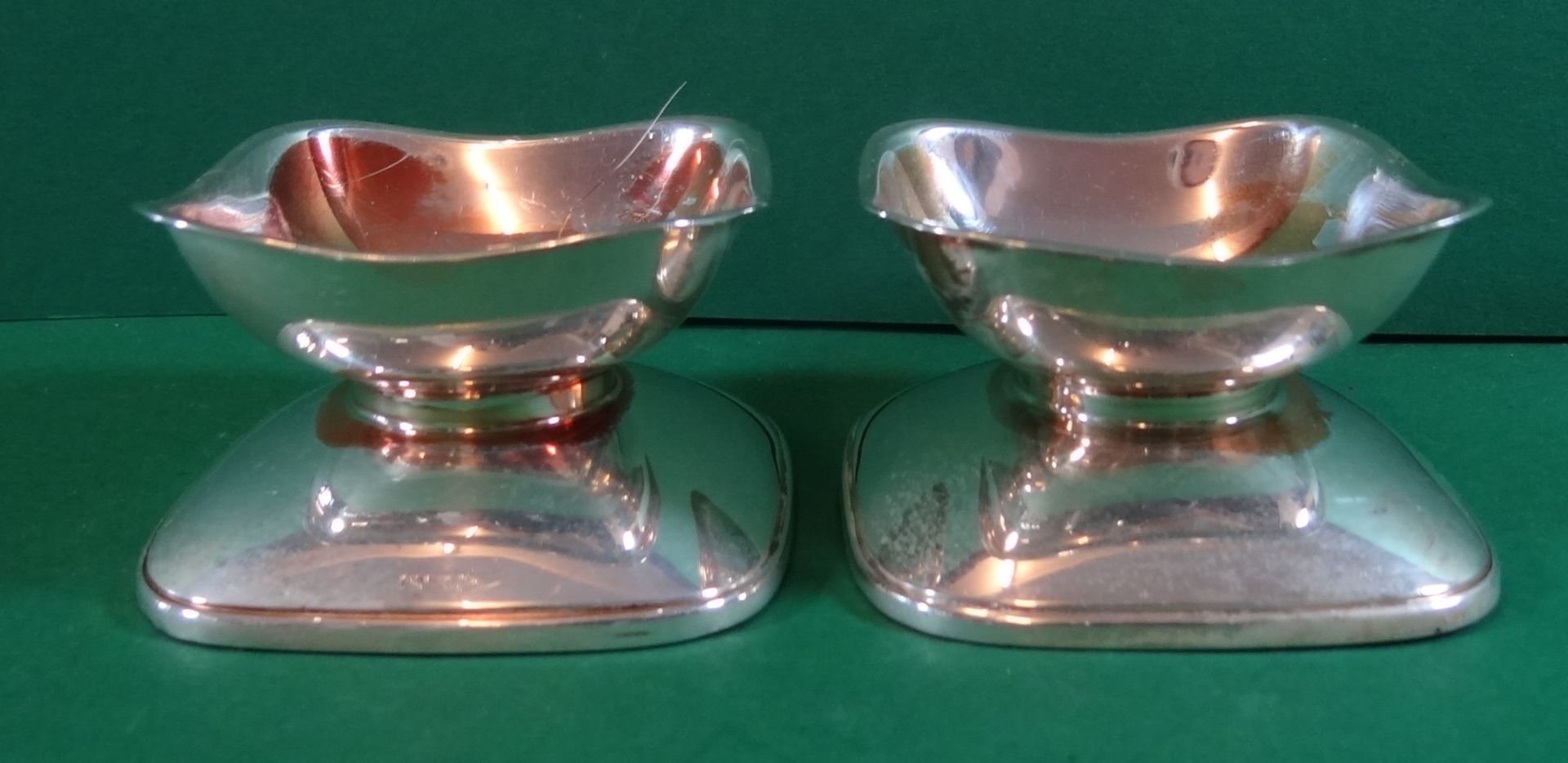 Paar Kerzenhalter, Silber-800-, gefüllter Stand, H-4 cm, Stand 6,5x6,5 cm, zusammen 260 gr.