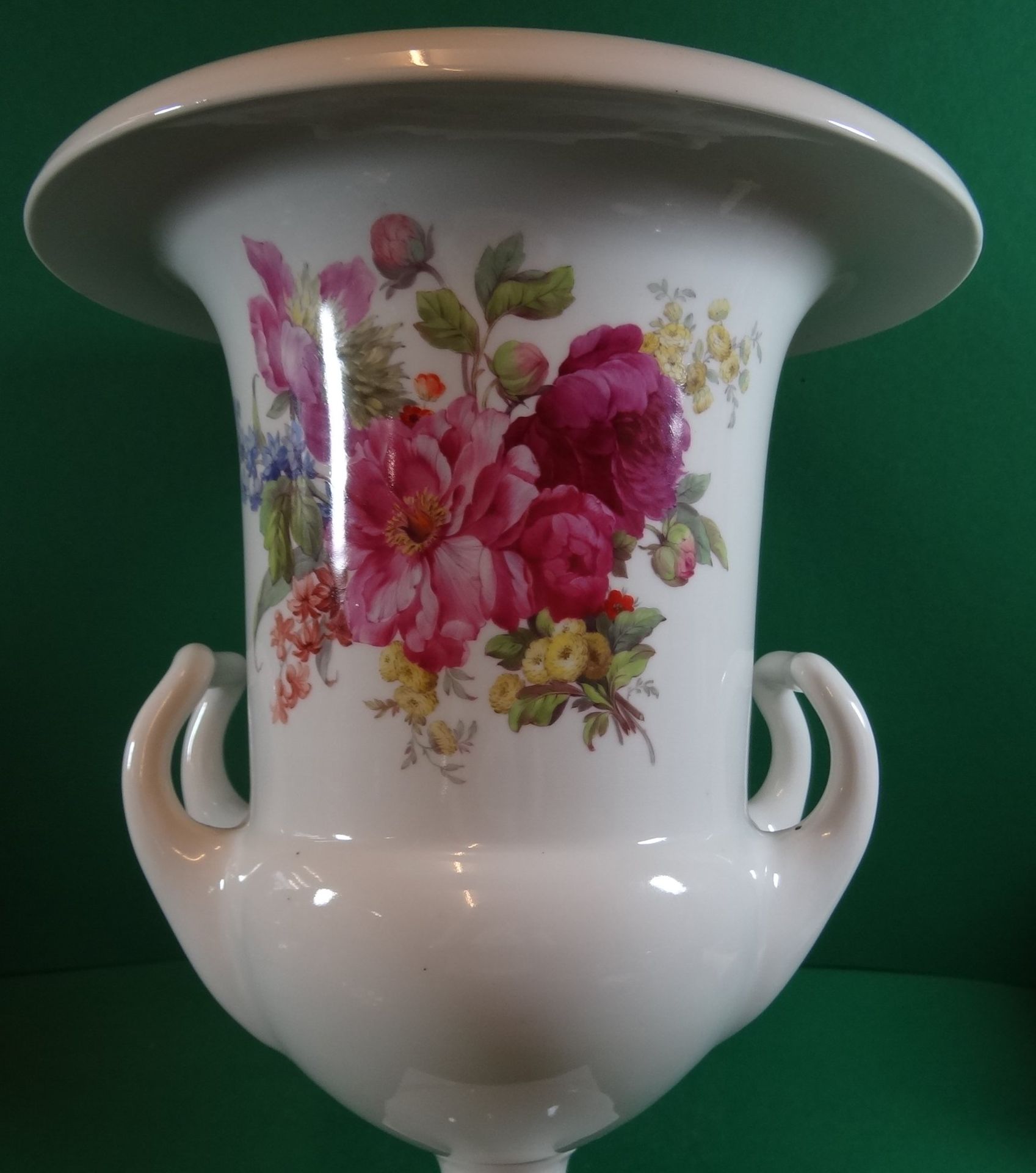 grosse Trichtervase "KPM" Zeptermarke um 1950, Selb, Blumenbemallung, H-32 cm, D-24 cm, - Image 2 of 8