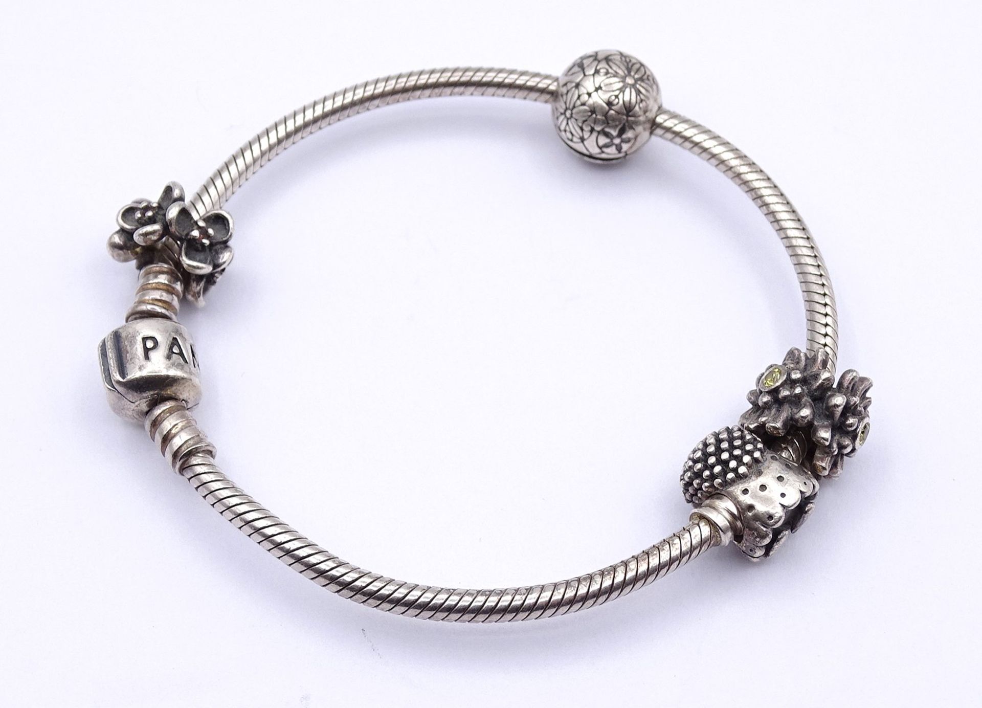 Pandora Armband mit 4 Charms, L. 19cm, 27,8g.