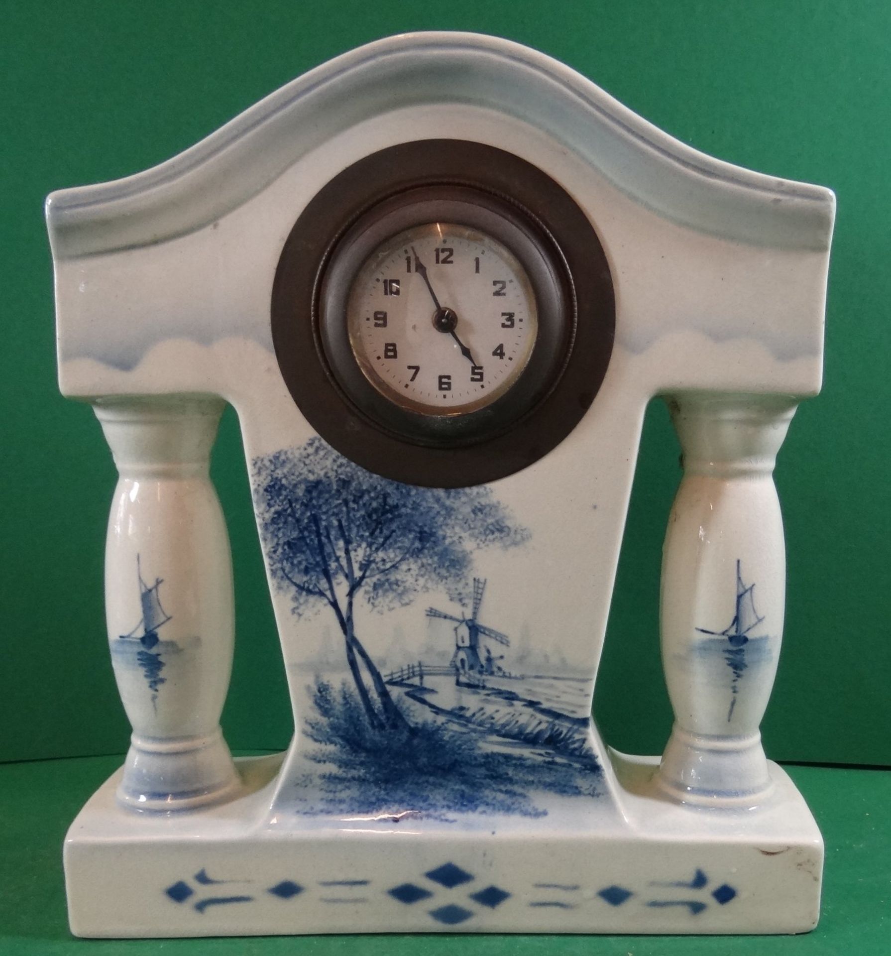 Keramik Jugendstil-Kaminuhr, Blaumalerei, Werk steht, H-25 cm, B-22 cm, eine Ecke rückseitig bestos