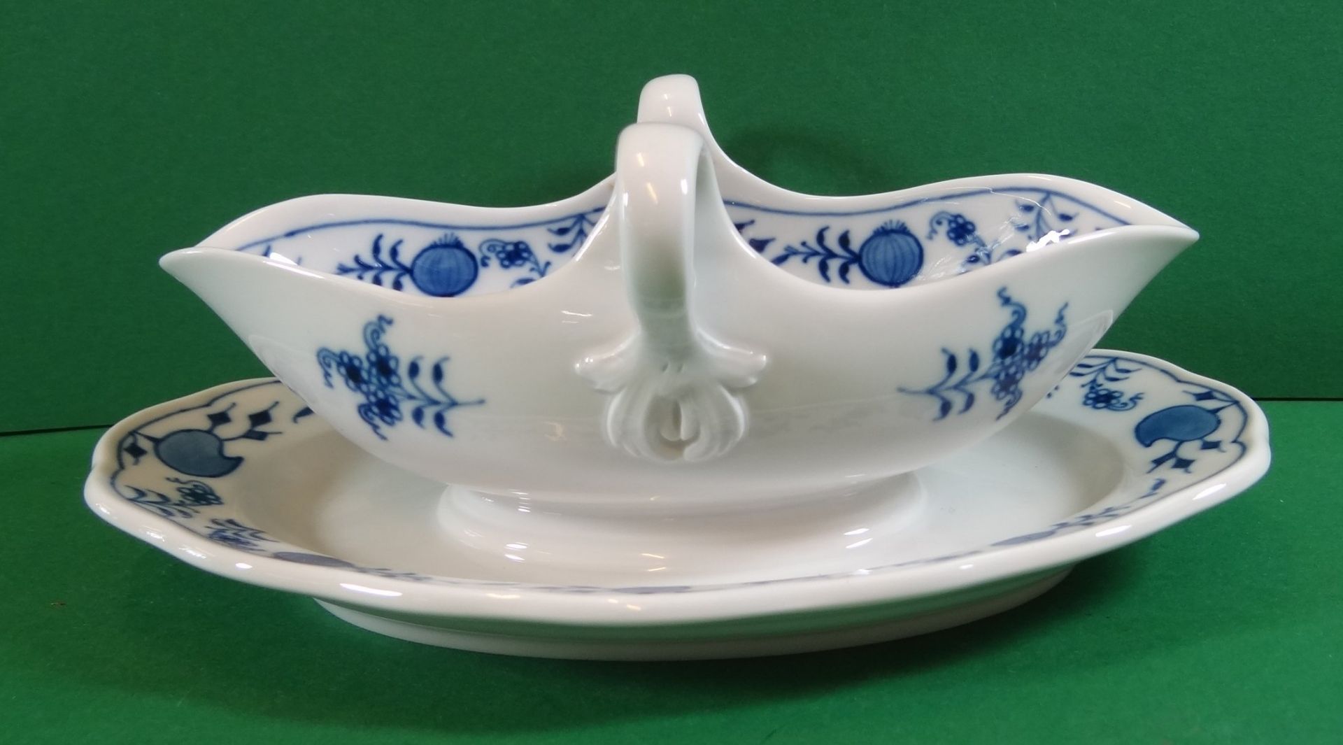 Zwiebelmuster Sauciere "Meissen" Schwertermarke mit Unterstrich, H-9 cm, 21x14 cm