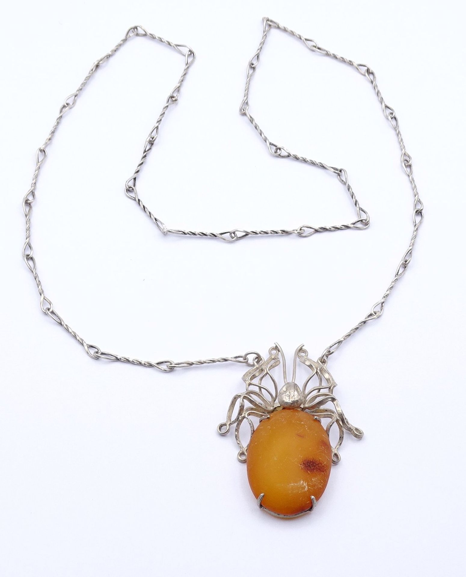 Ausgefallene Halskette mit einem Anhänger in Form einer Spinne, Bernstein Cabochon, Silber, Kette