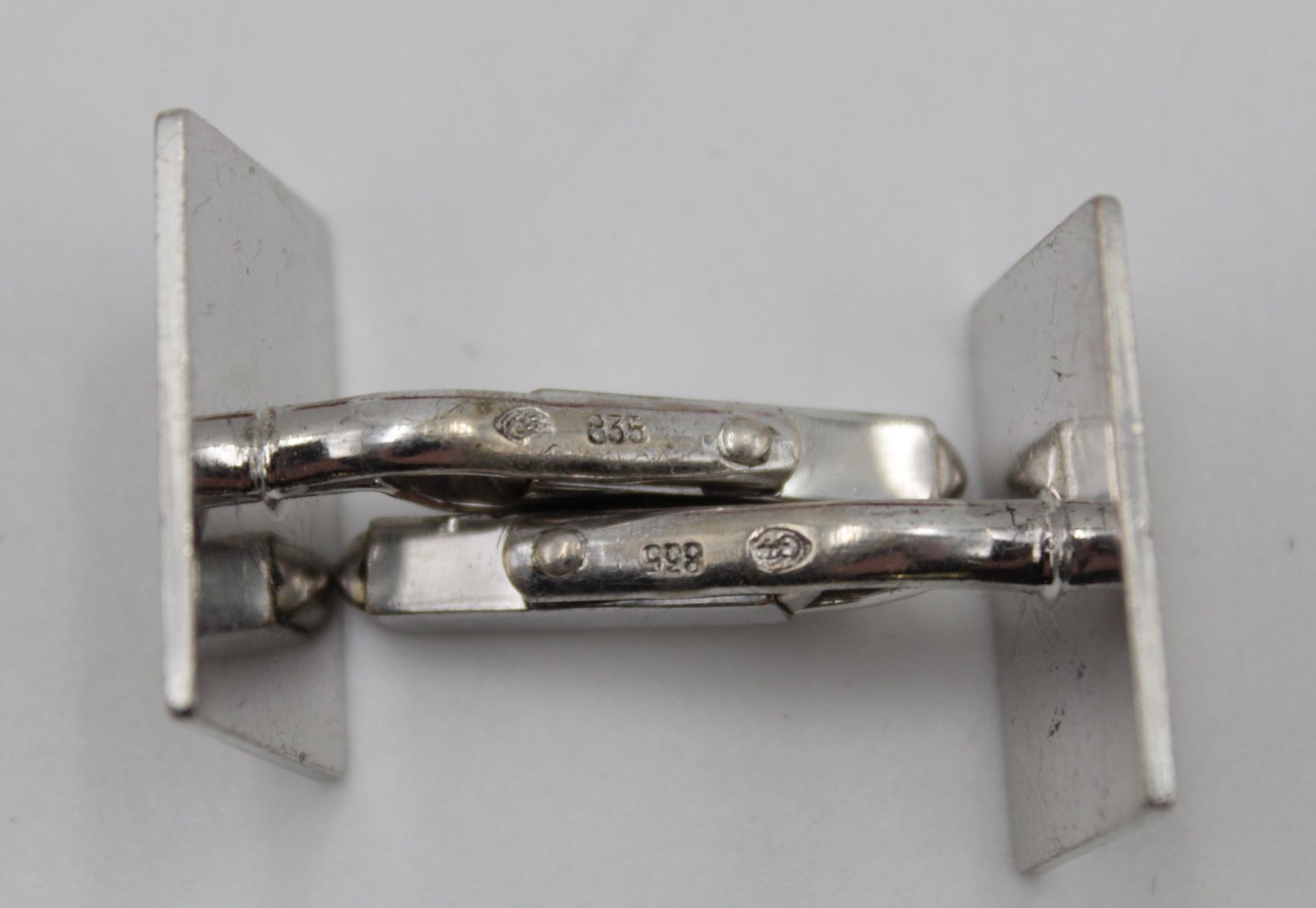 Paar Manschettenknöpf, 835er Silber, in Etui, getragene Erhaltung, zus. ca. 13,6gr. , Kopf 2,2 x 1, - Image 4 of 5