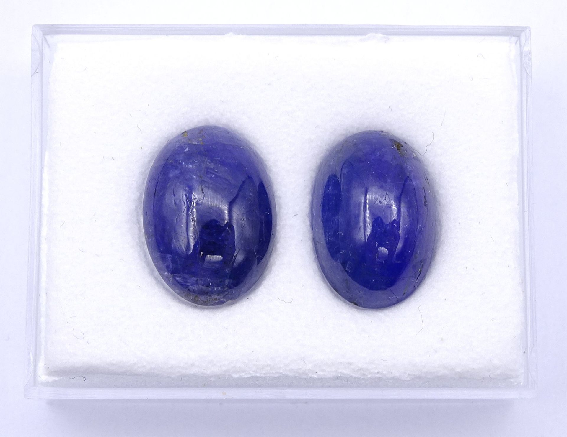 2 Tansanit Cabochons, 23,6ct., kleine Abplatzer