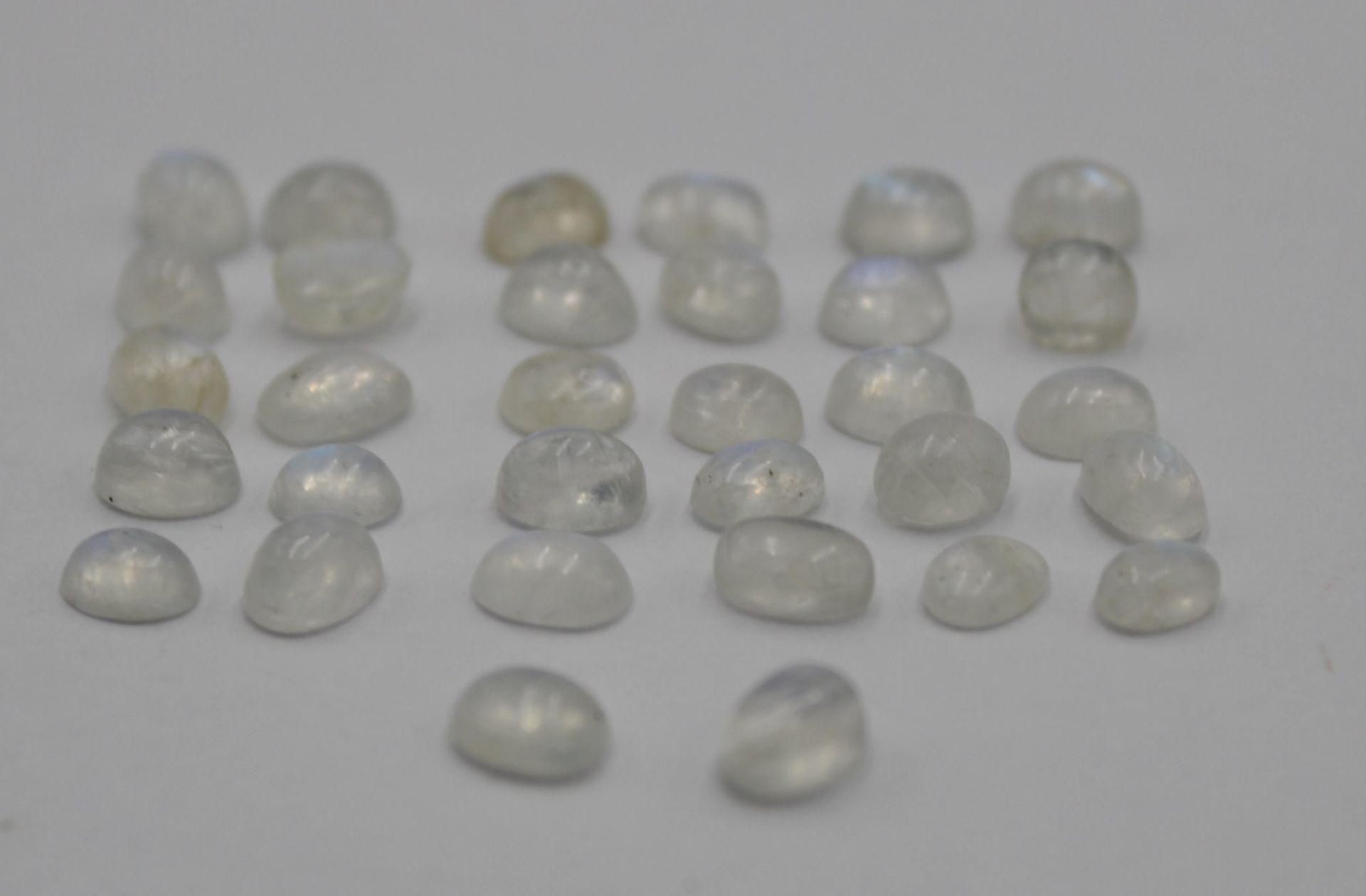 32 Mondstein-Cabochons, ca. 6mm - Image 2 of 3