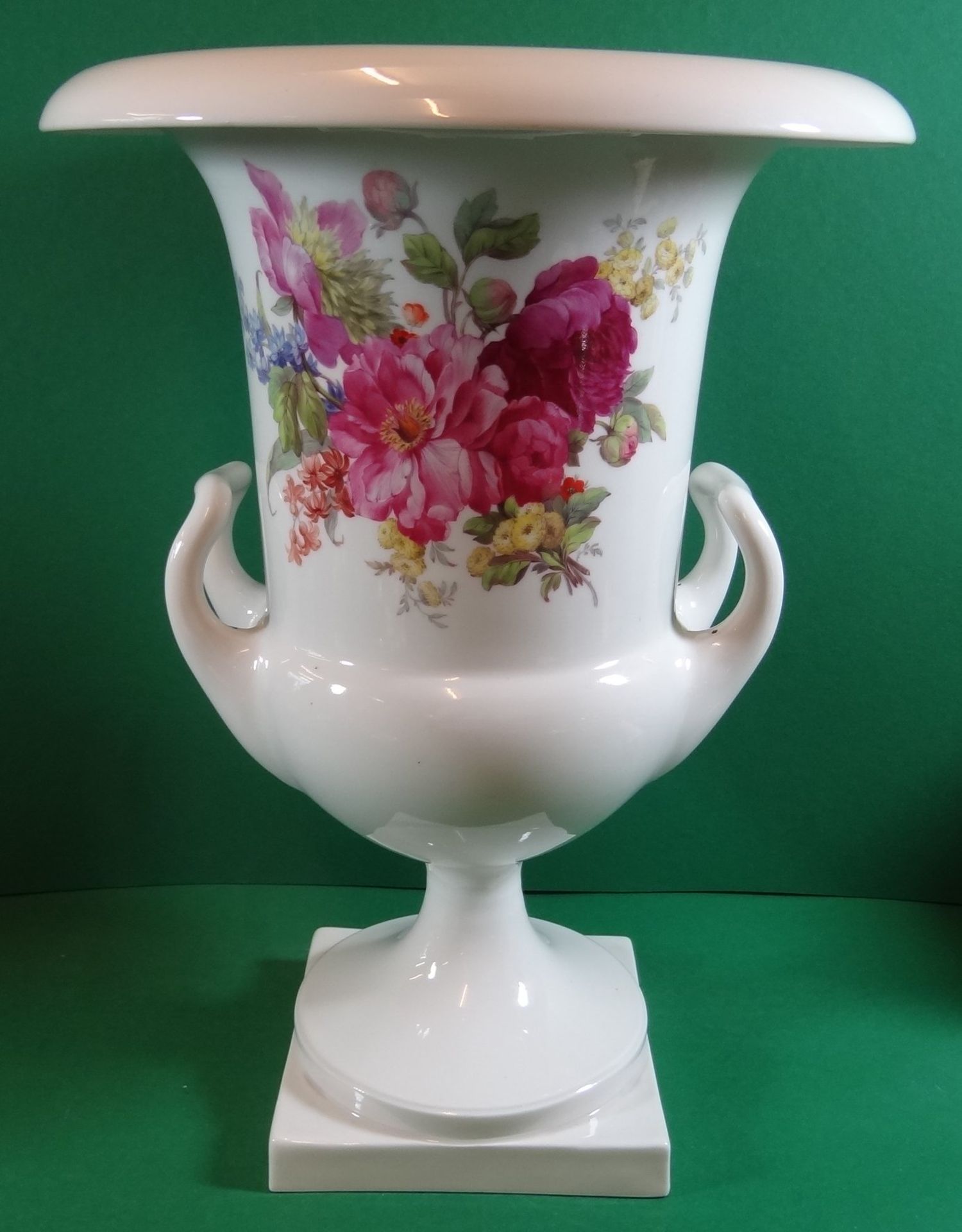 grosse Trichtervase "KPM" Zeptermarke um 1950, Selb, Blumenbemallung, H-32 cm, D-24 cm,