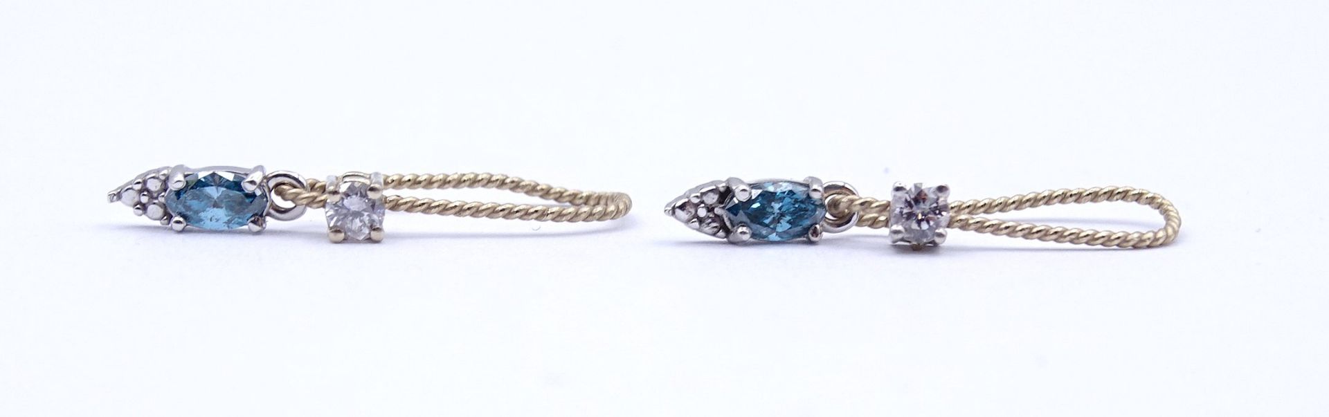 Paar Ohrhänger mit Diamanten 0,12 + 0,26ct., Fancy Blue, GG 14K ungest., L. 2,4cm, zus. 1,0g. Gold