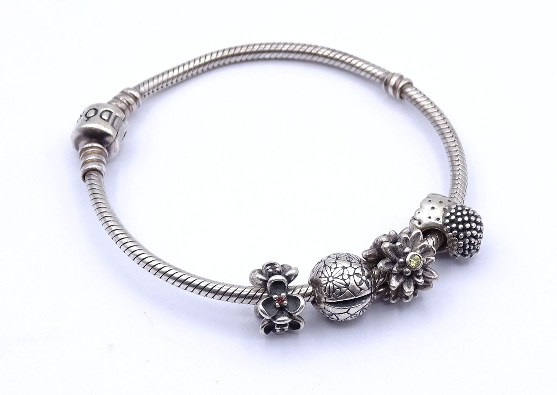 Pandora Armband mit 4 Charms, L. 19cm, 27,8g. - Image 2 of 3